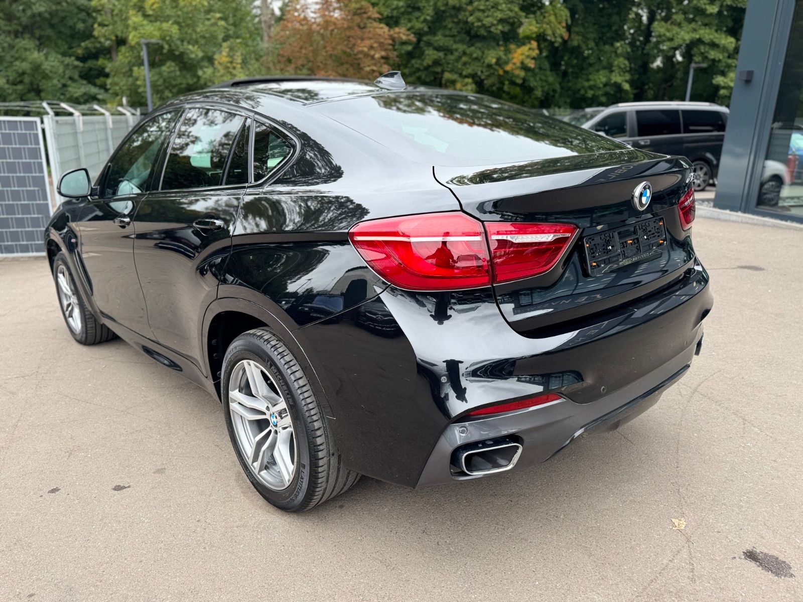 Fahrzeugabbildung BMW X6 XDrive 30 D M-PAKET*NAVI*PANORAMA*R-KAMERA*