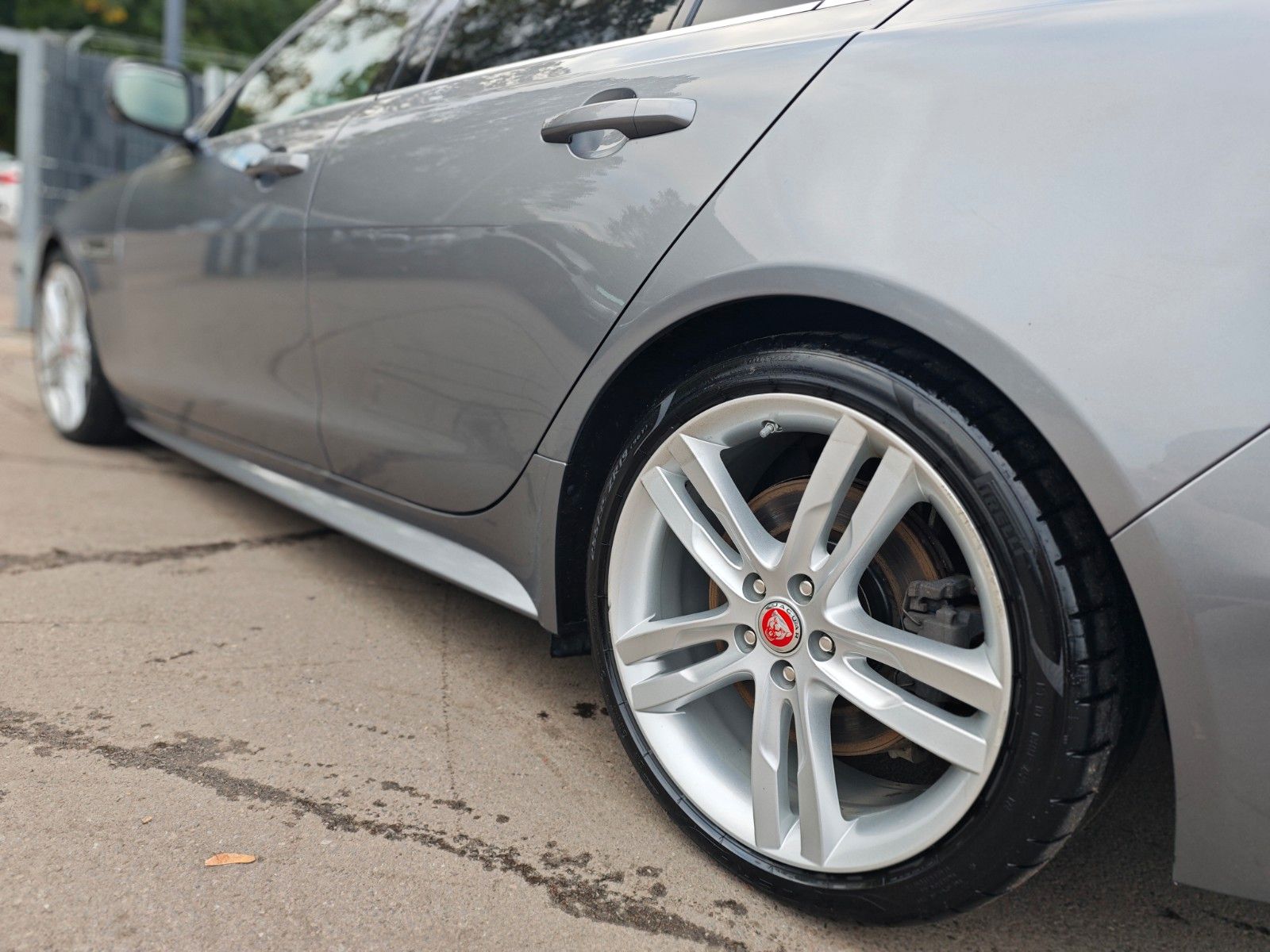 Fahrzeugabbildung Jaguar XE*APPLE CAR*NAVI*SHZ*KLIMAAUTO*VOLL-LED*