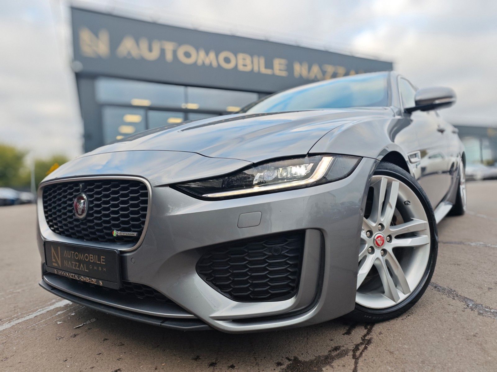 Fahrzeugabbildung Jaguar XE*APPLE CAR*NAVI*SHZ*KLIMAAUTO*VOLL-LED*