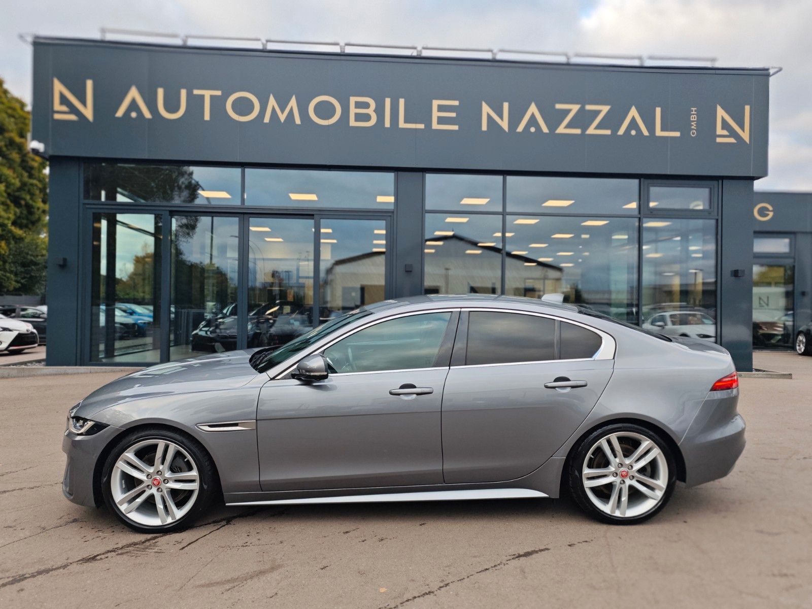 Fahrzeugabbildung Jaguar XE*APPLE CAR*NAVI*SHZ*KLIMAAUTO*VOLL-LED*