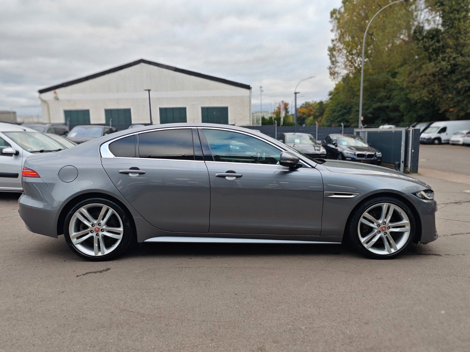 Fahrzeugabbildung Jaguar XE*APPLE CAR*NAVI*SHZ*KLIMAAUTO*VOLL-LED*
