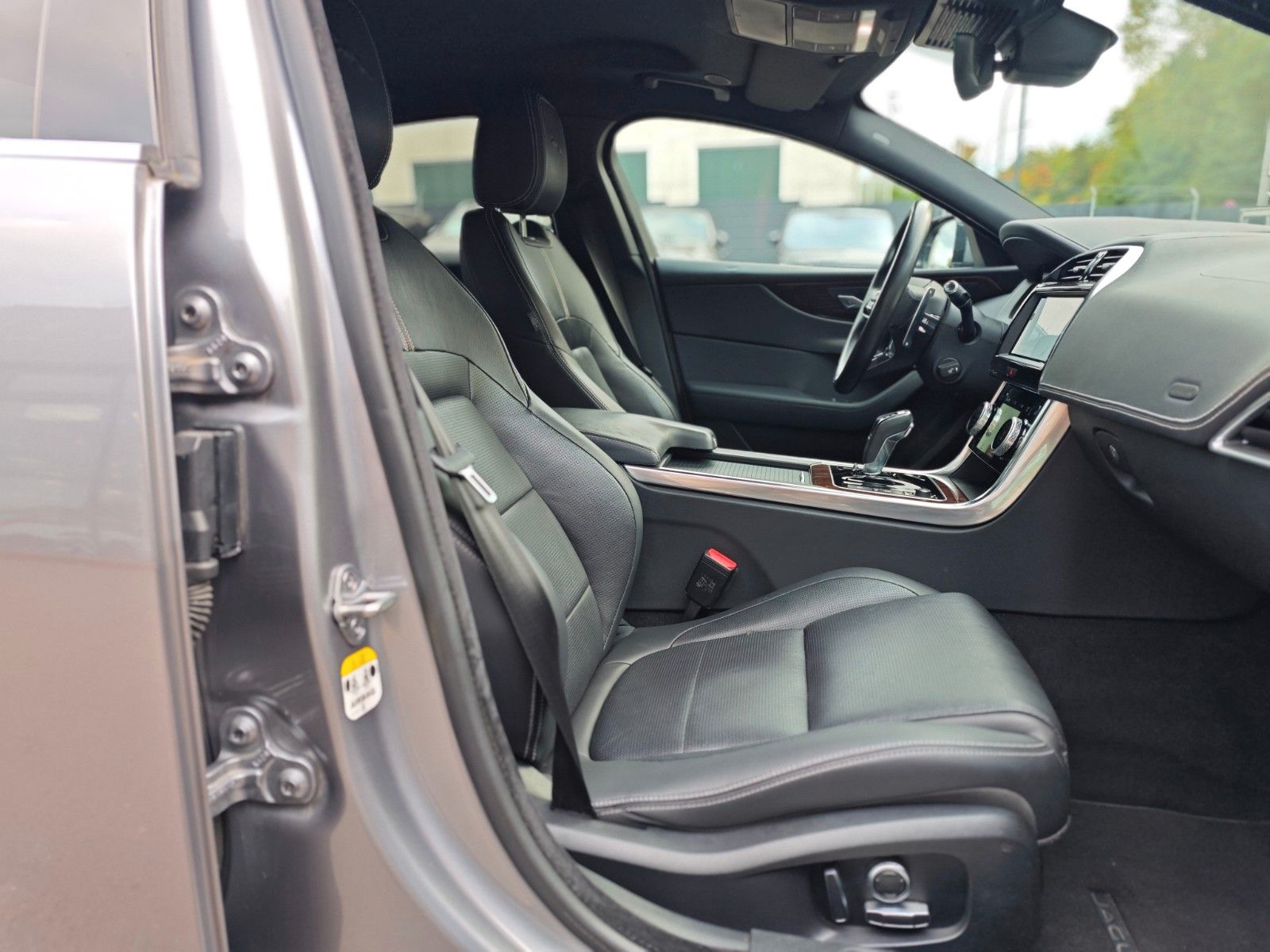 Fahrzeugabbildung Jaguar XE*APPLE CAR*NAVI*SHZ*KLIMAAUTO*VOLL-LED*