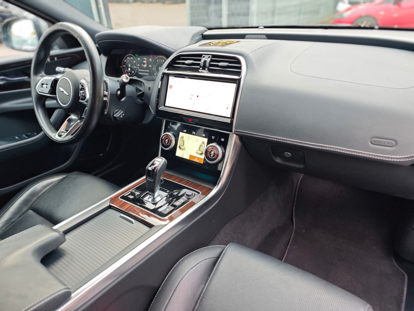 Fahrzeugabbildung Jaguar XE*APPLE CAR*NAVI*SHZ*KLIMAAUTO*VOLL-LED*