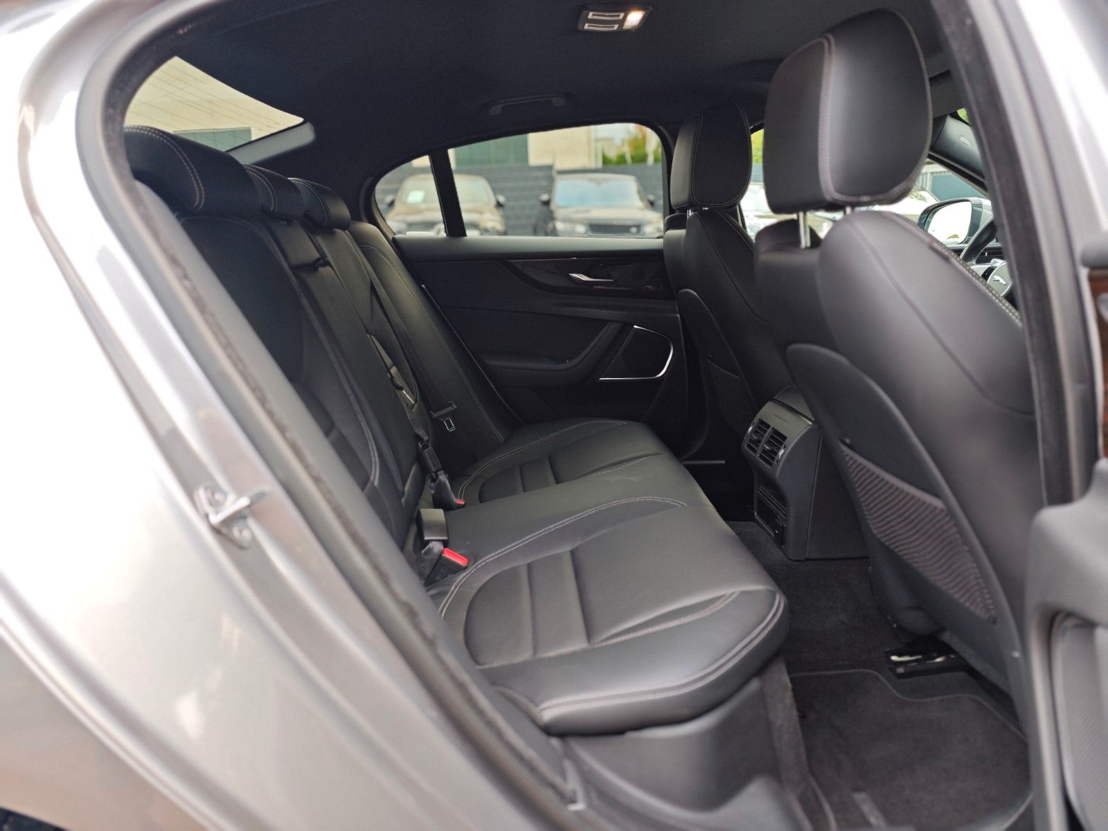 Fahrzeugabbildung Jaguar XE*APPLE CAR*NAVI*SHZ*KLIMAAUTO*VOLL-LED*