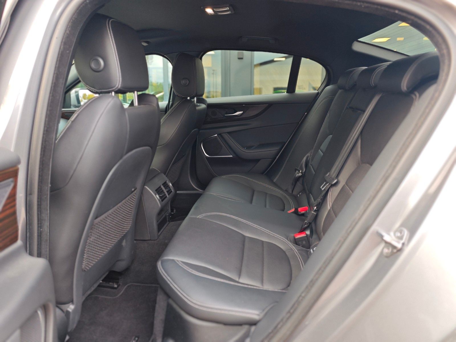Fahrzeugabbildung Jaguar XE*APPLE CAR*NAVI*SHZ*KLIMAAUTO*VOLL-LED*