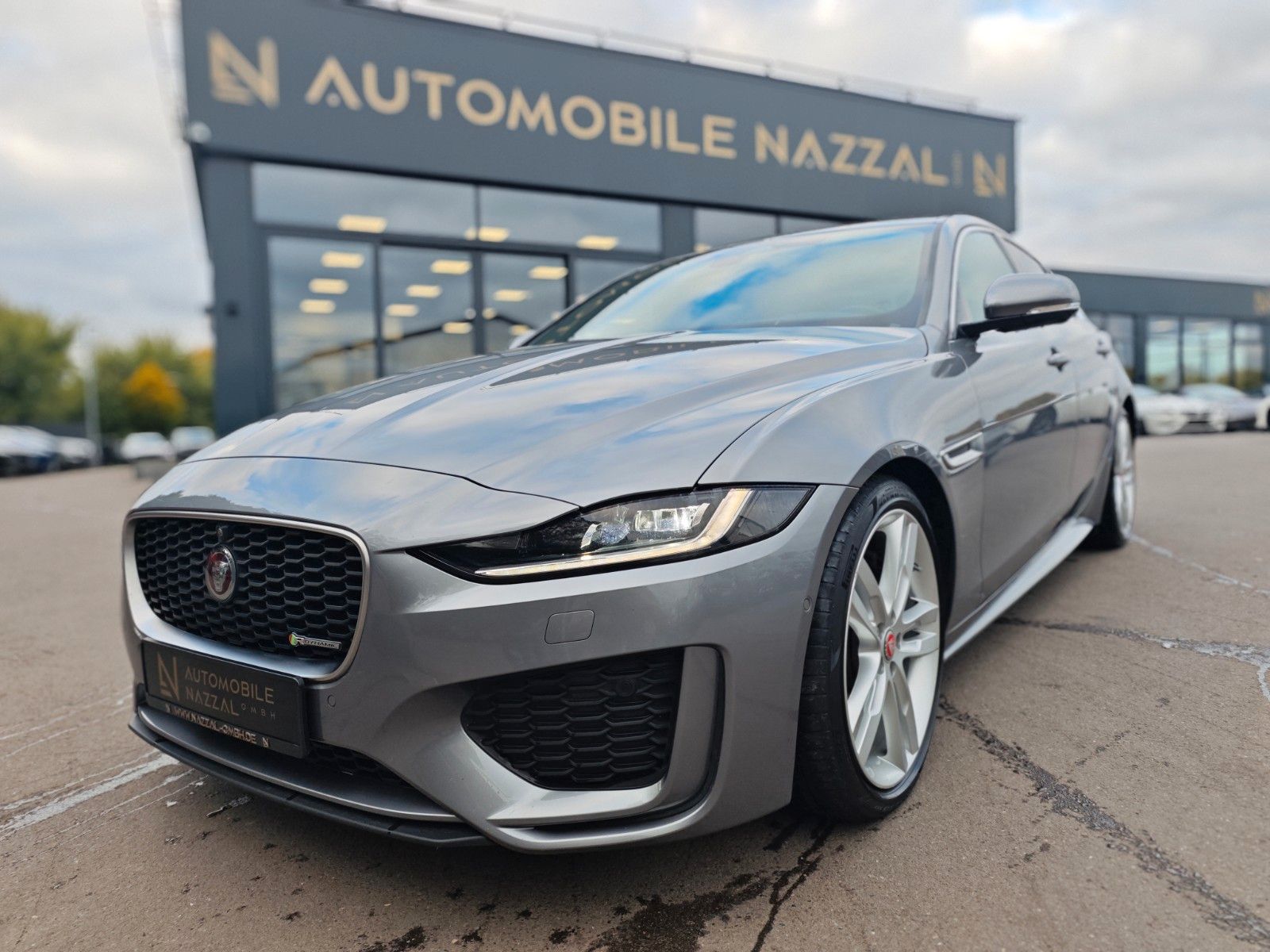 Fahrzeugabbildung Jaguar XE*APPLE CAR*NAVI*SHZ*KLIMAAUTO*VOLL-LED*