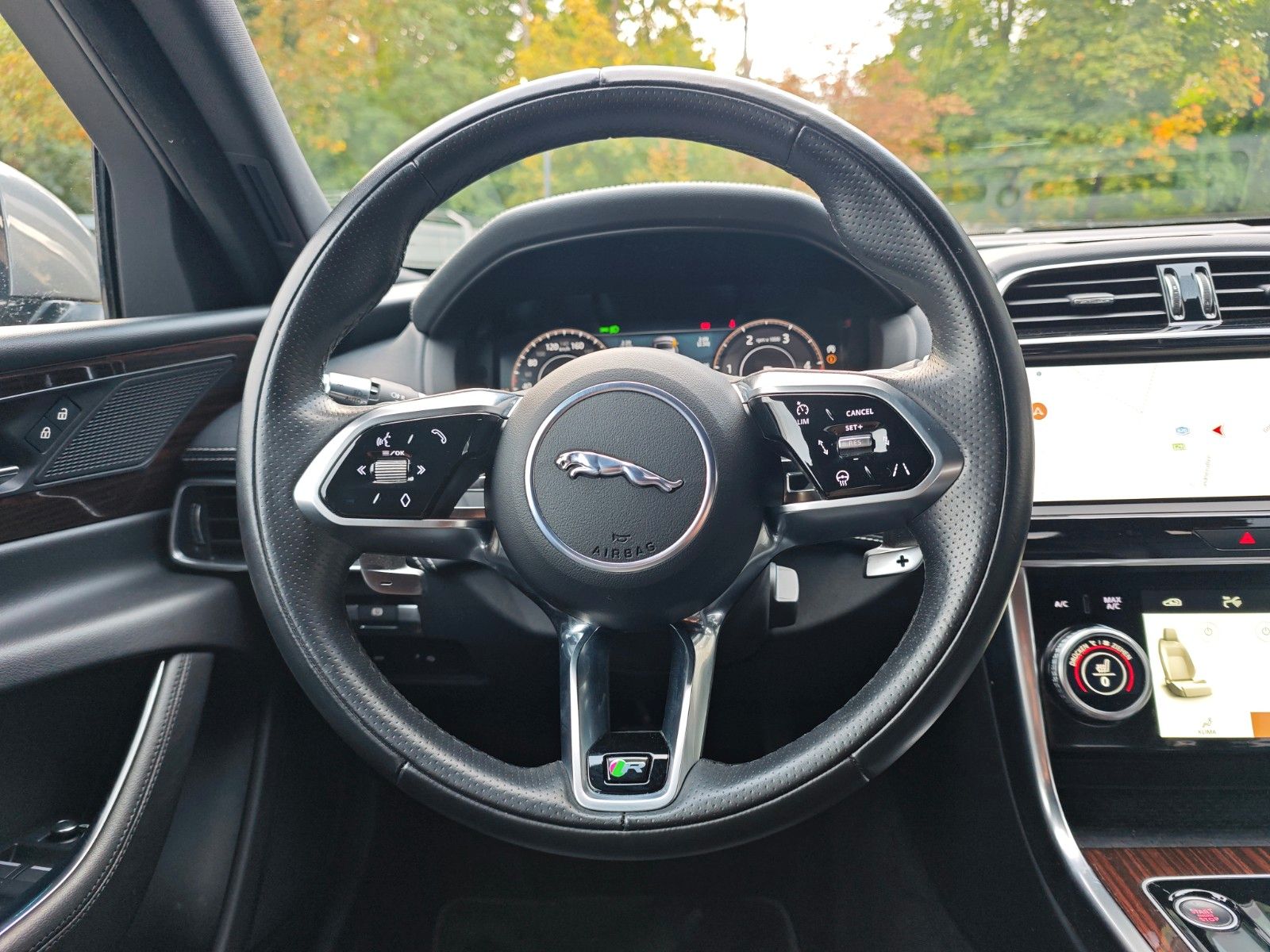 Fahrzeugabbildung Jaguar XE*APPLE CAR*NAVI*SHZ*KLIMAAUTO*VOLL-LED*
