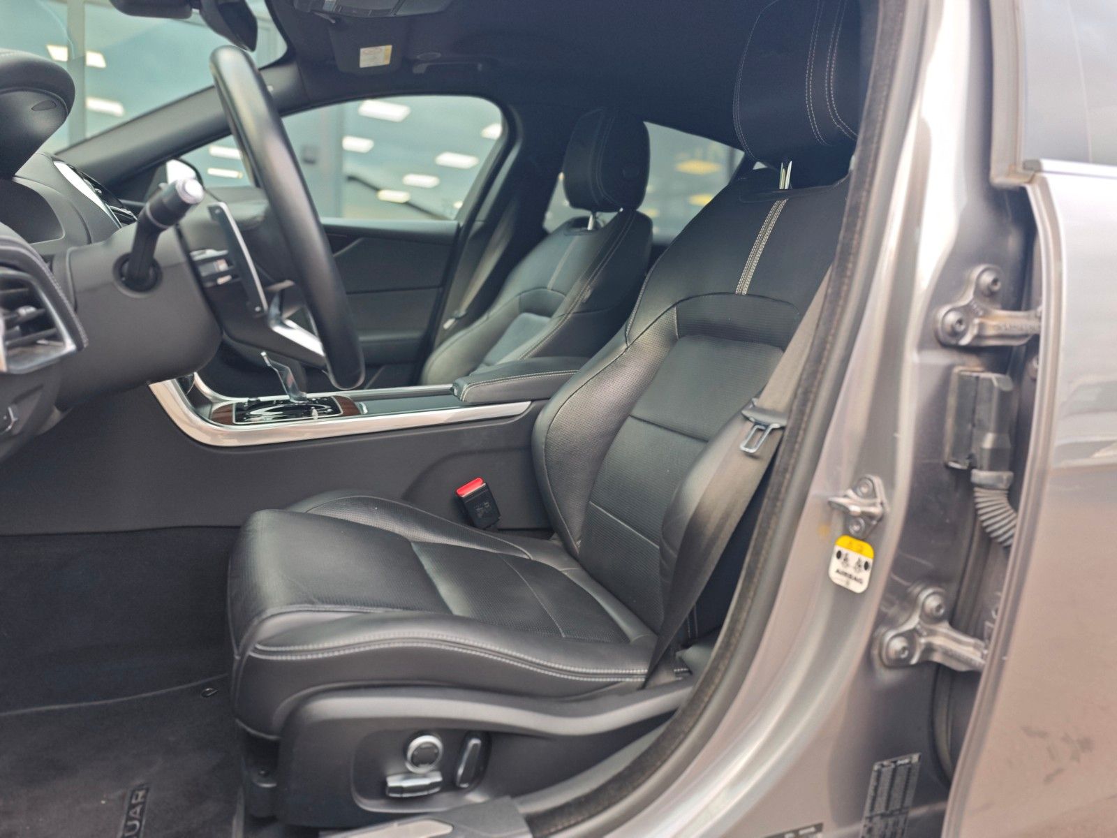 Fahrzeugabbildung Jaguar XE*APPLE CAR*NAVI*SHZ*KLIMAAUTO*VOLL-LED*