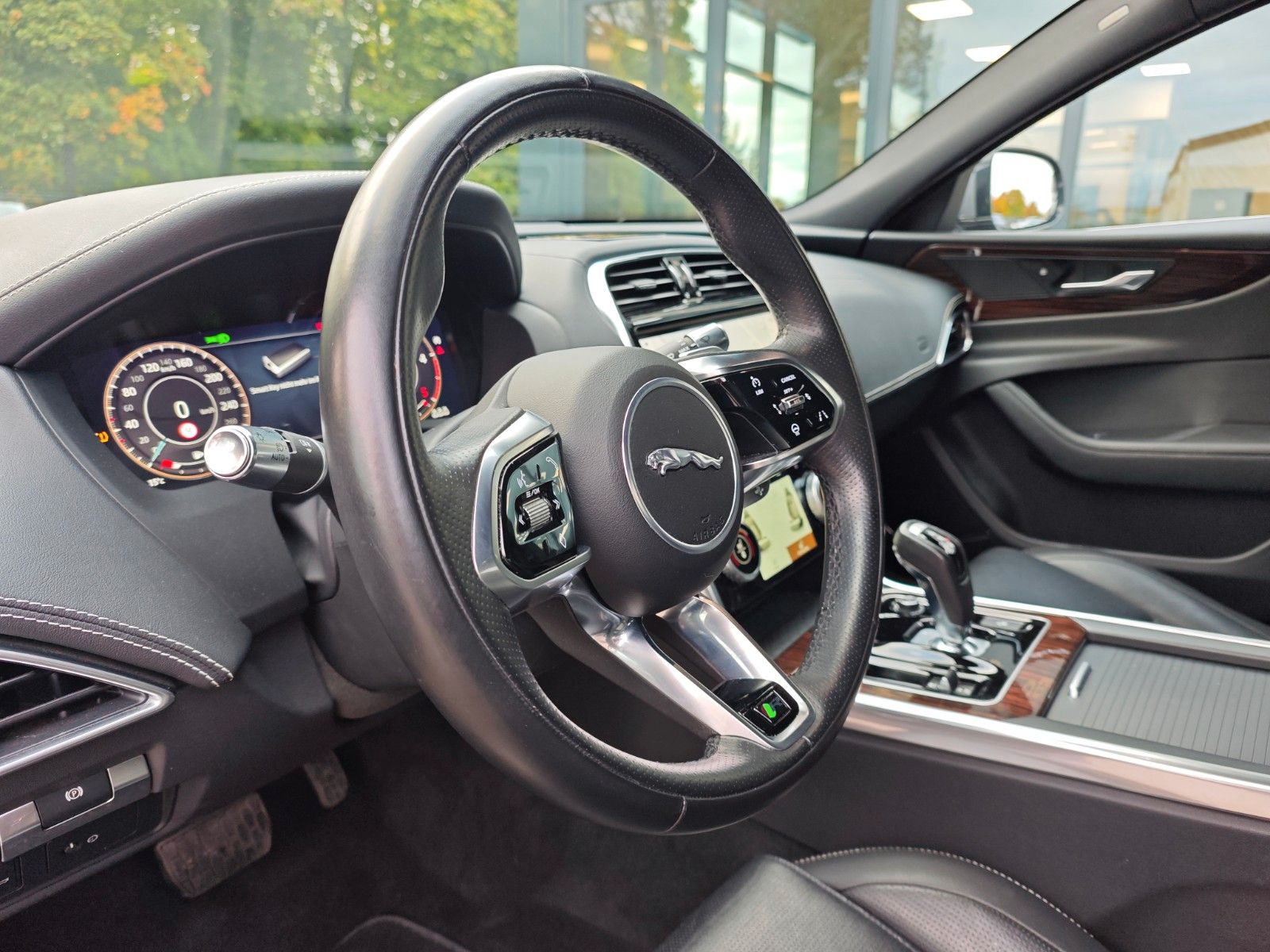 Fahrzeugabbildung Jaguar XE*APPLE CAR*NAVI*SHZ*KLIMAAUTO*VOLL-LED*