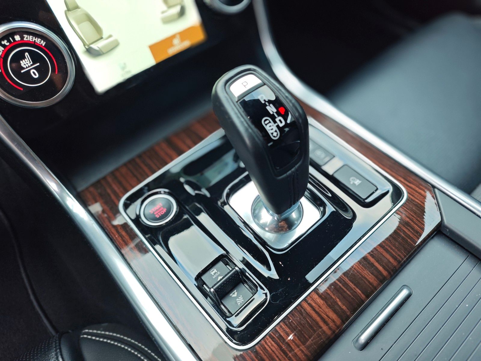 Fahrzeugabbildung Jaguar XE*APPLE CAR*NAVI*SHZ*KLIMAAUTO*VOLL-LED*
