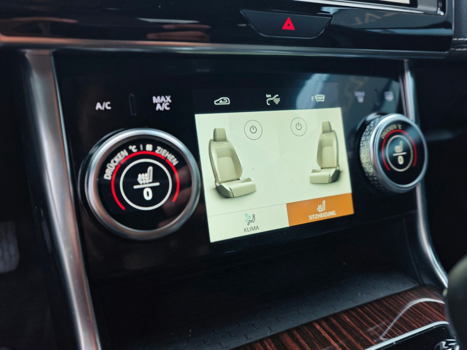 Fahrzeugabbildung Jaguar XE*APPLE CAR*NAVI*SHZ*KLIMAAUTO*VOLL-LED*