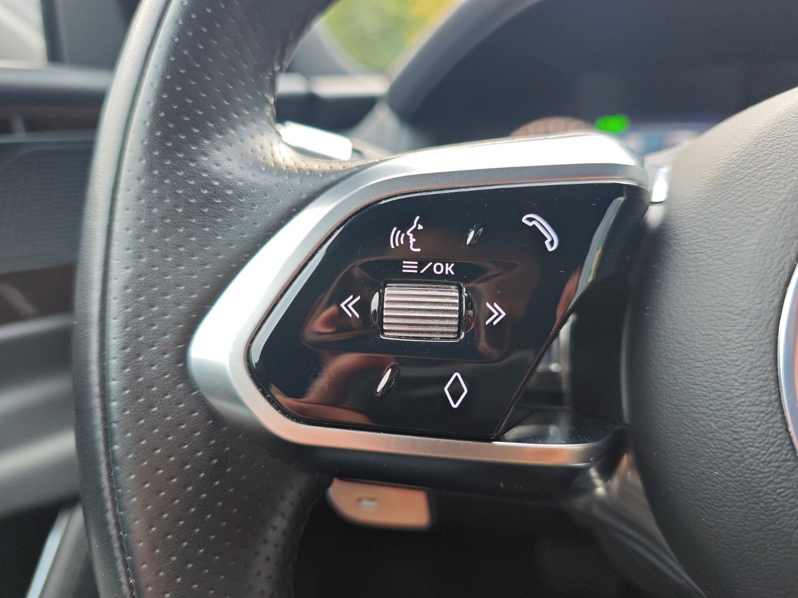 Fahrzeugabbildung Jaguar XE*APPLE CAR*NAVI*SHZ*KLIMAAUTO*VOLL-LED*