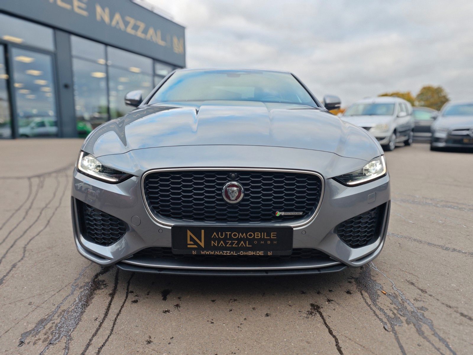 Fahrzeugabbildung Jaguar XE*APPLE CAR*NAVI*SHZ*KLIMAAUTO*VOLL-LED*