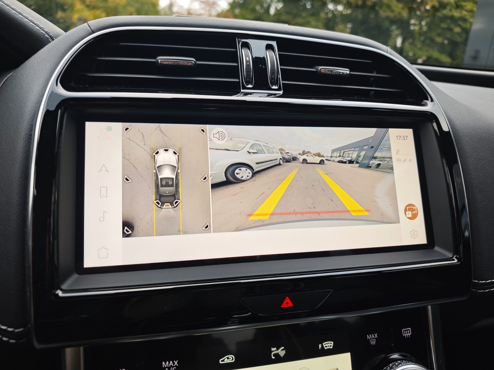 Fahrzeugabbildung Jaguar XE*APPLE CAR*NAVI*SHZ*KLIMAAUTO*VOLL-LED*