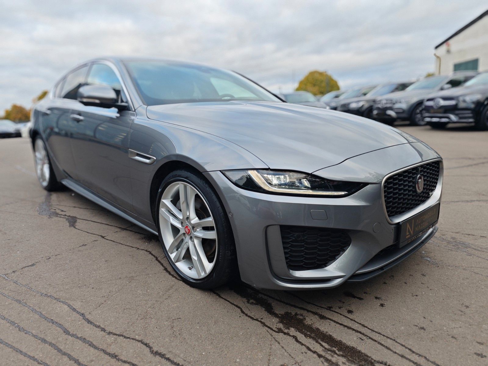 Fahrzeugabbildung Jaguar XE*APPLE CAR*NAVI*SHZ*KLIMAAUTO*VOLL-LED*