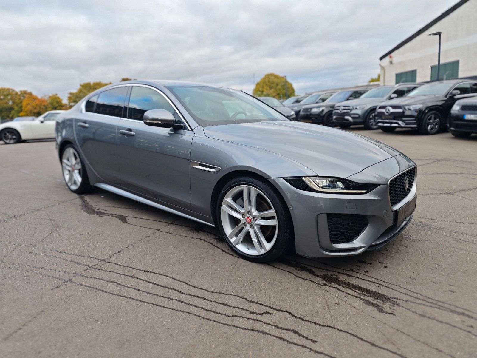 Fahrzeugabbildung Jaguar XE*APPLE CAR*NAVI*SHZ*KLIMAAUTO*VOLL-LED*
