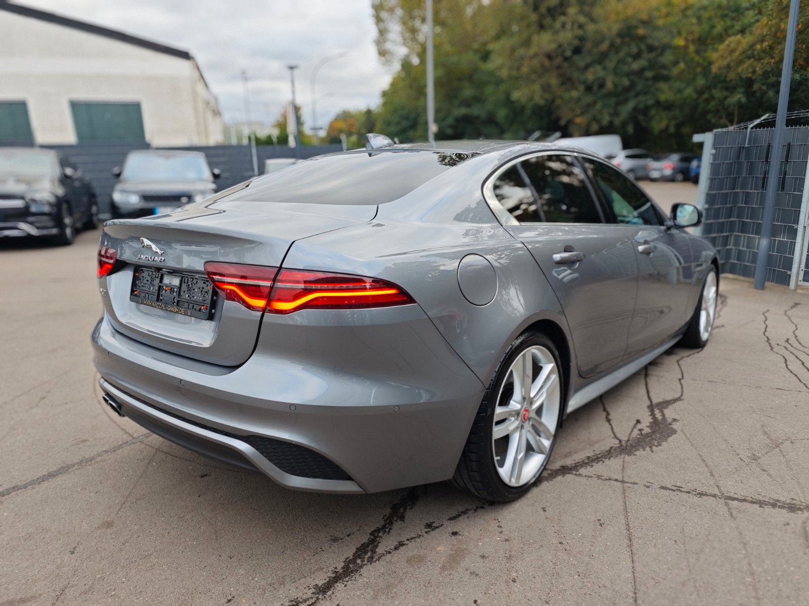 Fahrzeugabbildung Jaguar XE*APPLE CAR*NAVI*SHZ*KLIMAAUTO*VOLL-LED*