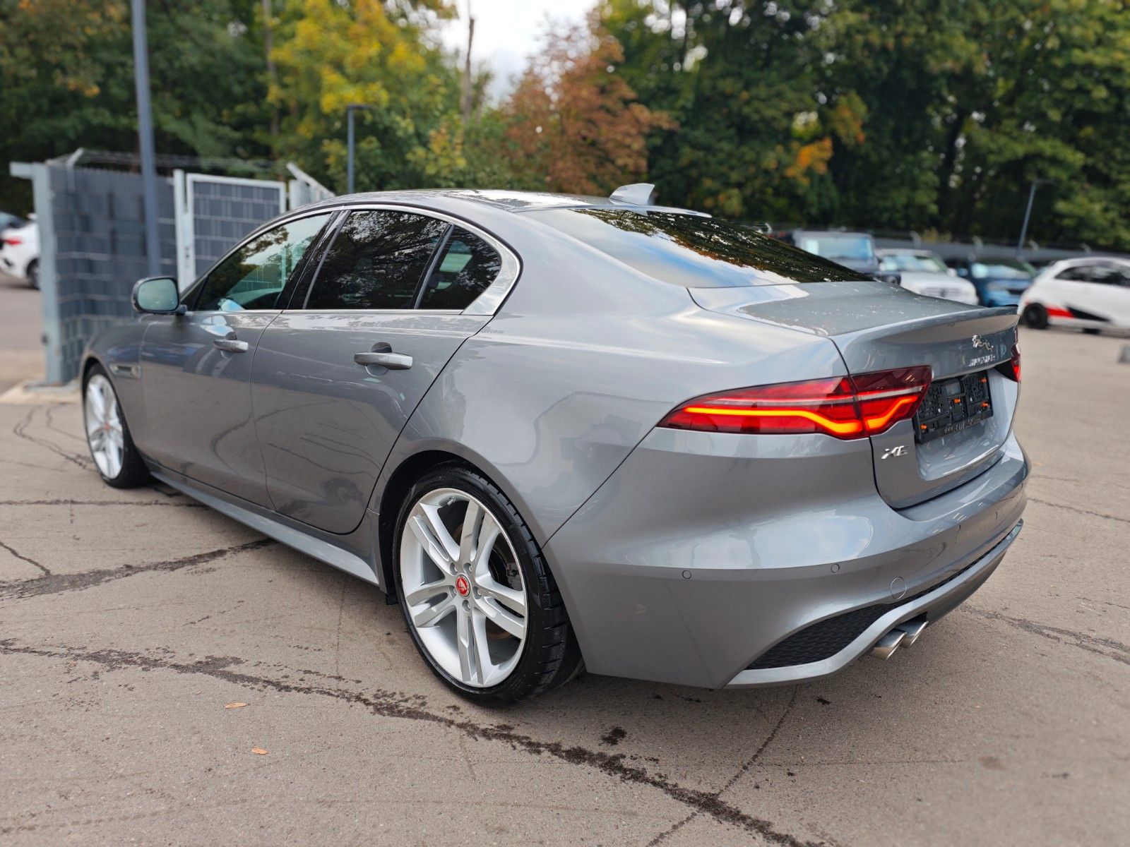Fahrzeugabbildung Jaguar XE*APPLE CAR*NAVI*SHZ*KLIMAAUTO*VOLL-LED*
