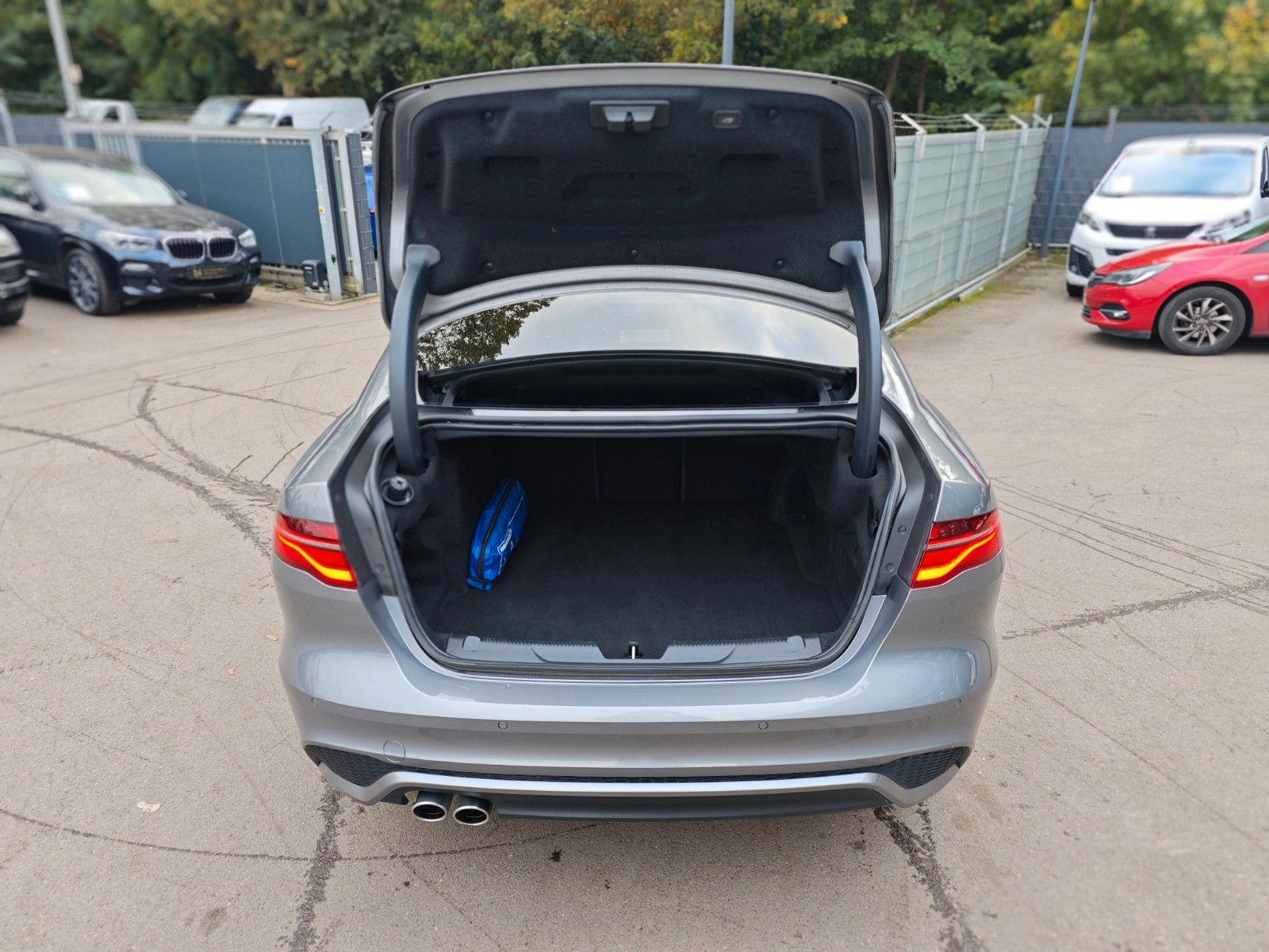 Fahrzeugabbildung Jaguar XE*APPLE CAR*NAVI*SHZ*KLIMAAUTO*VOLL-LED*