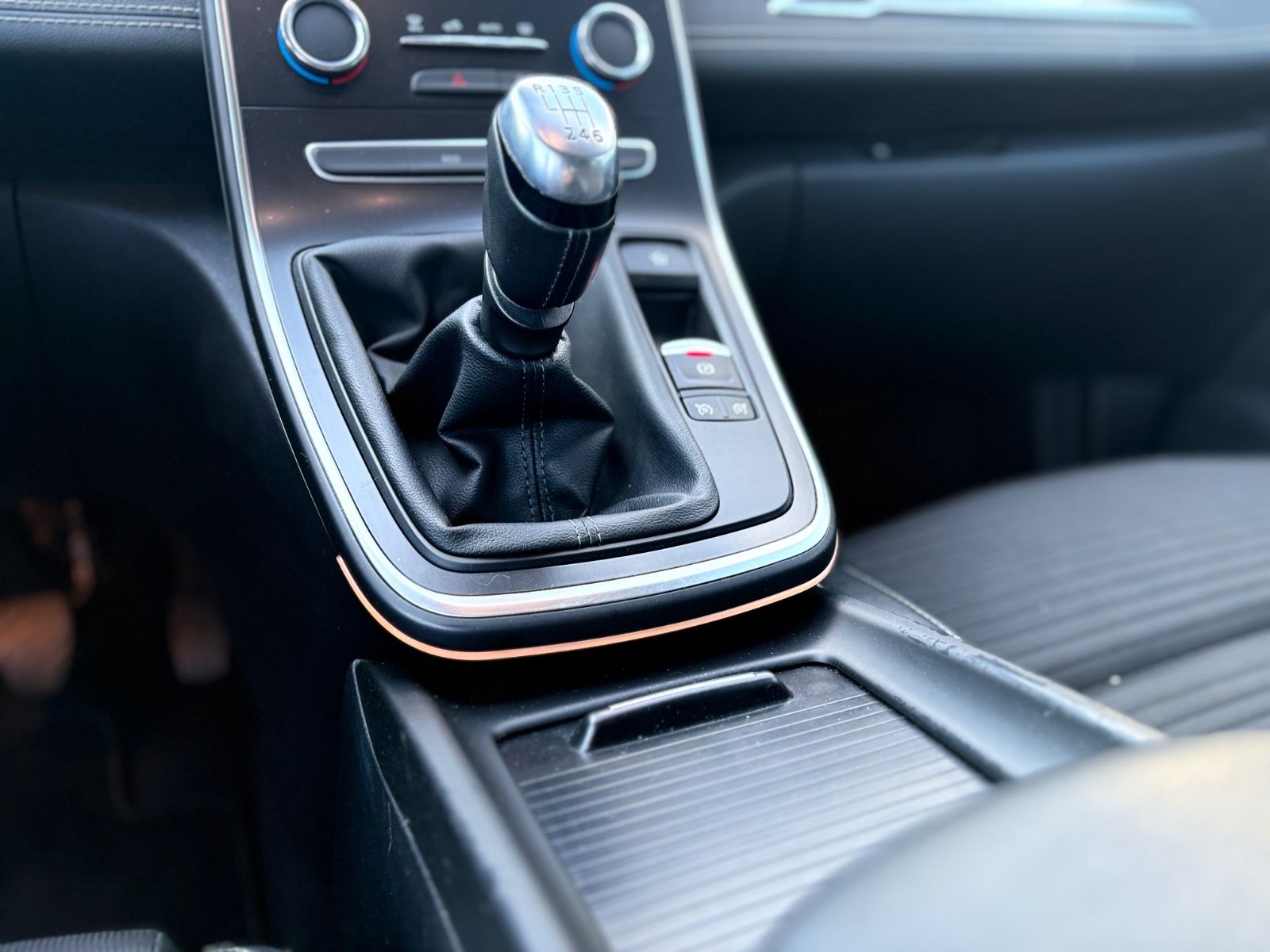 Fahrzeugabbildung Renault GRAND SCENIC 7SITZER*TEILLEDER*LED*KAMERA*TOP