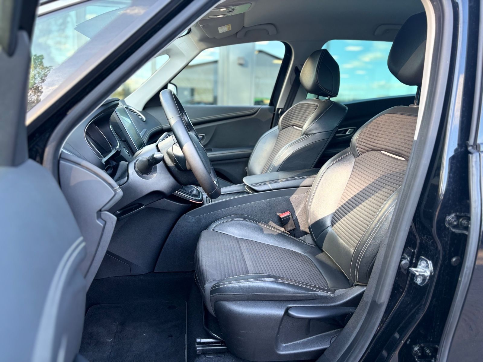 Fahrzeugabbildung Renault GRAND SCENIC 7SITZER*TEILLEDER*LED*KAMERA*TOP