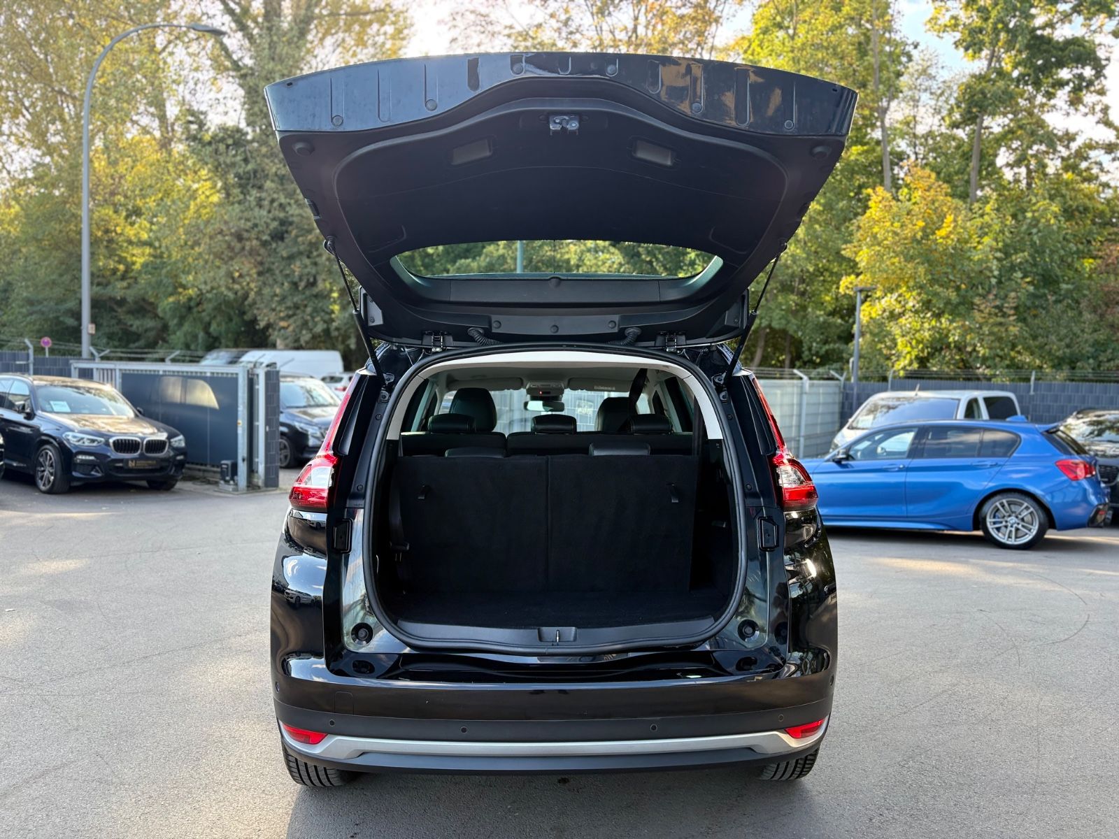 Fahrzeugabbildung Renault GRAND SCENIC 7SITZER*TEILLEDER*LED*KAMERA*TOP