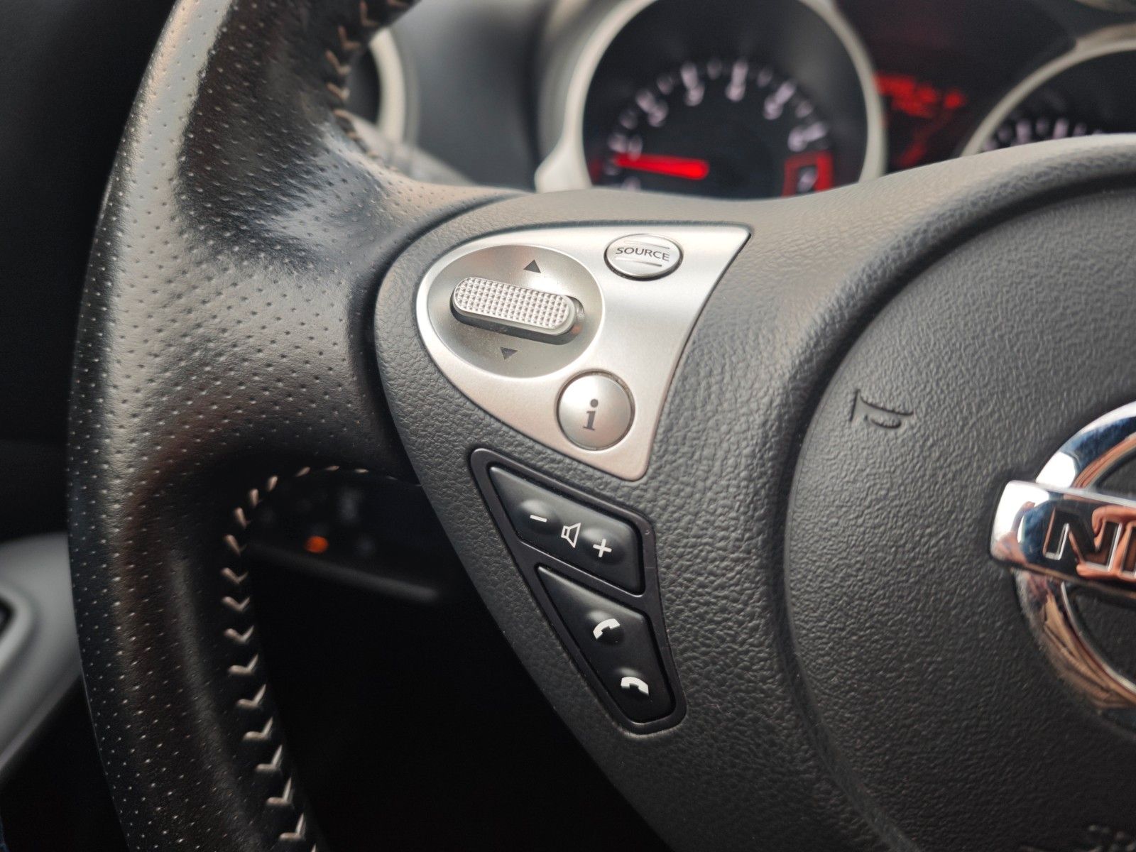 Fahrzeugabbildung Nissan JUKE SPORT DESIGN*AUT*LEDER*360 GRAD KAMERA*PANO