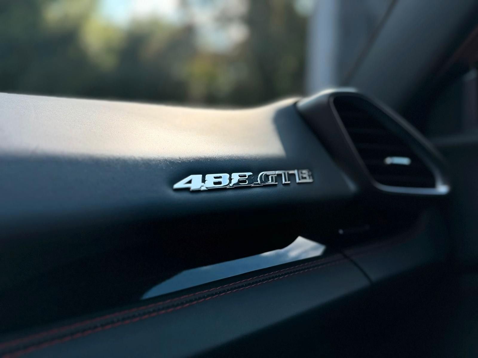 Fahrzeugabbildung Ferrari 488 GTB Coupé DCT*ROSSO SCUDERIA*LIFT*22.ZOLL*