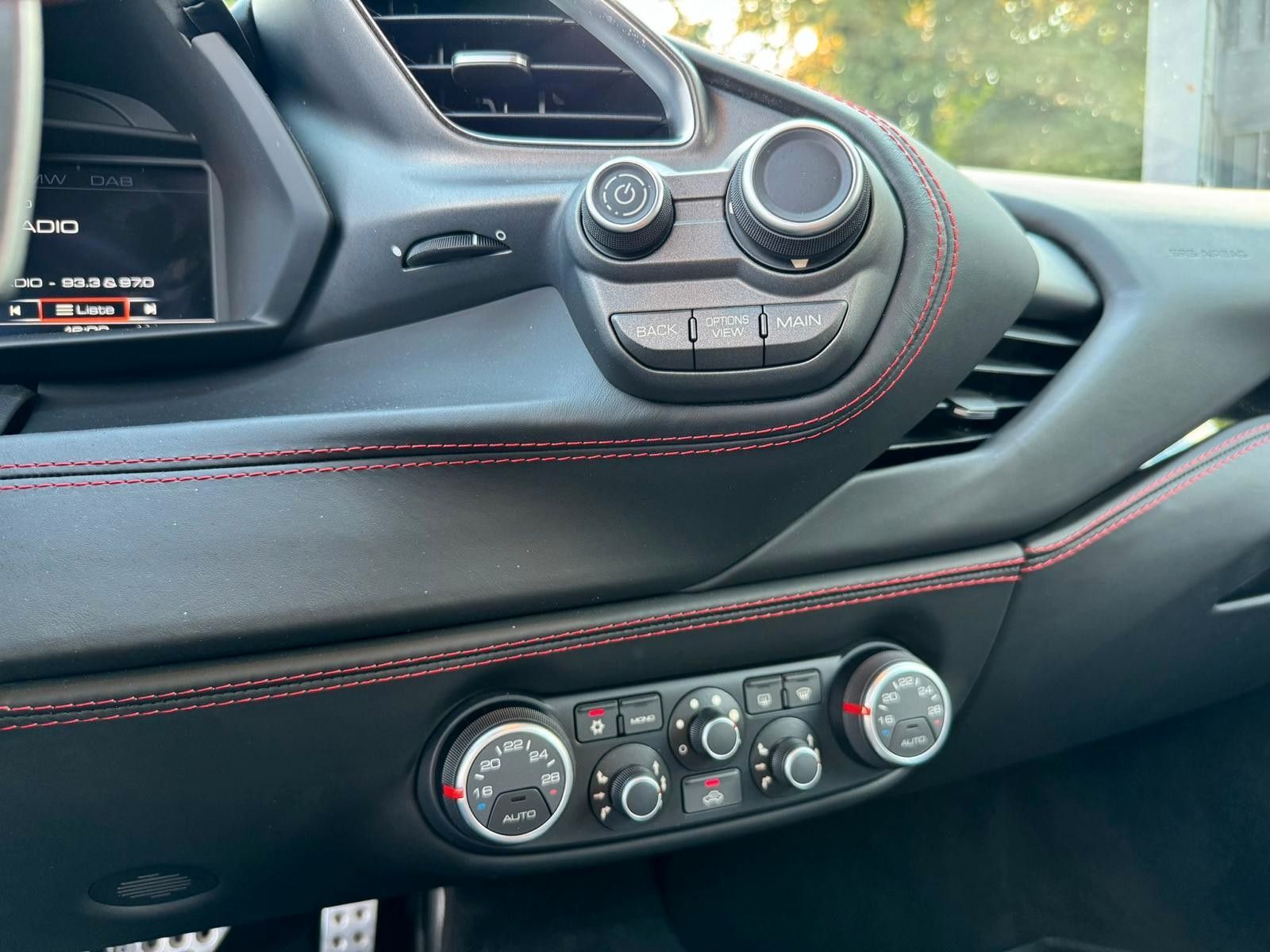 Fahrzeugabbildung Ferrari 488 GTB Coupé DCT*ROSSO SCUDERIA*LIFT*22.ZOLL*