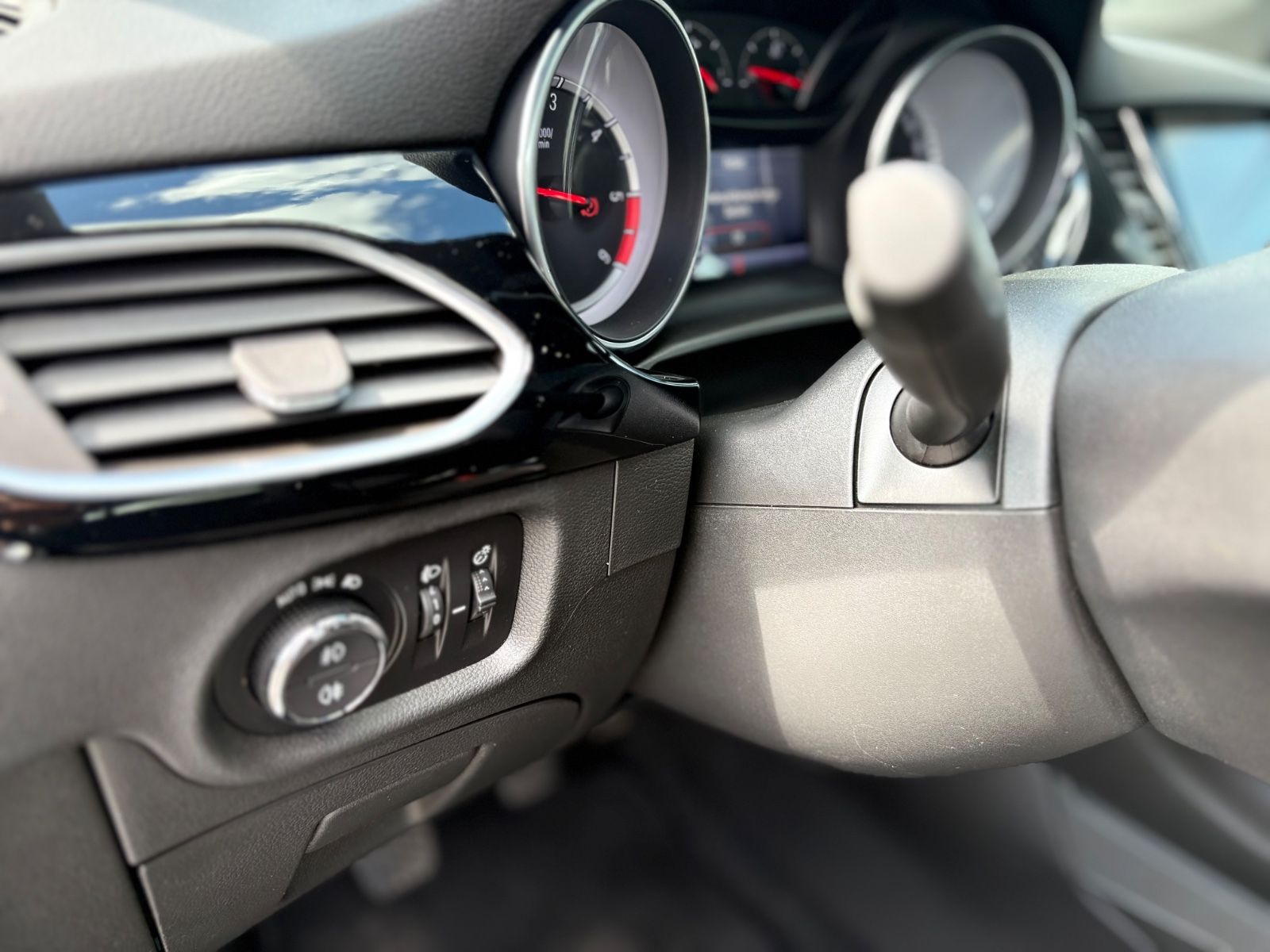 Fahrzeugabbildung Opel ASTRA K LIM*DYNAMIC*VOLL-LED*PDC*ERGO SITZE*TOP