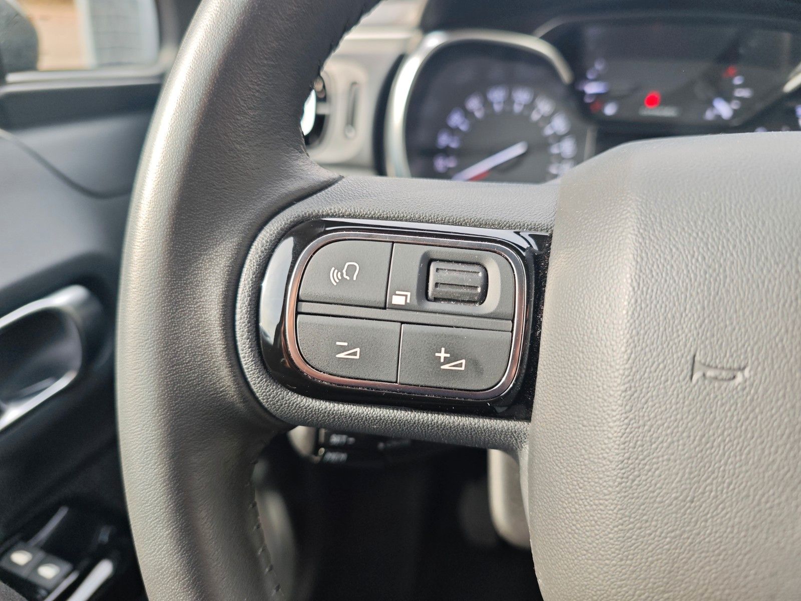 Fahrzeugabbildung Citroën C3 SHINE*APPLE CAR*KLIMAAUTO.*NAVI*KAMERA*