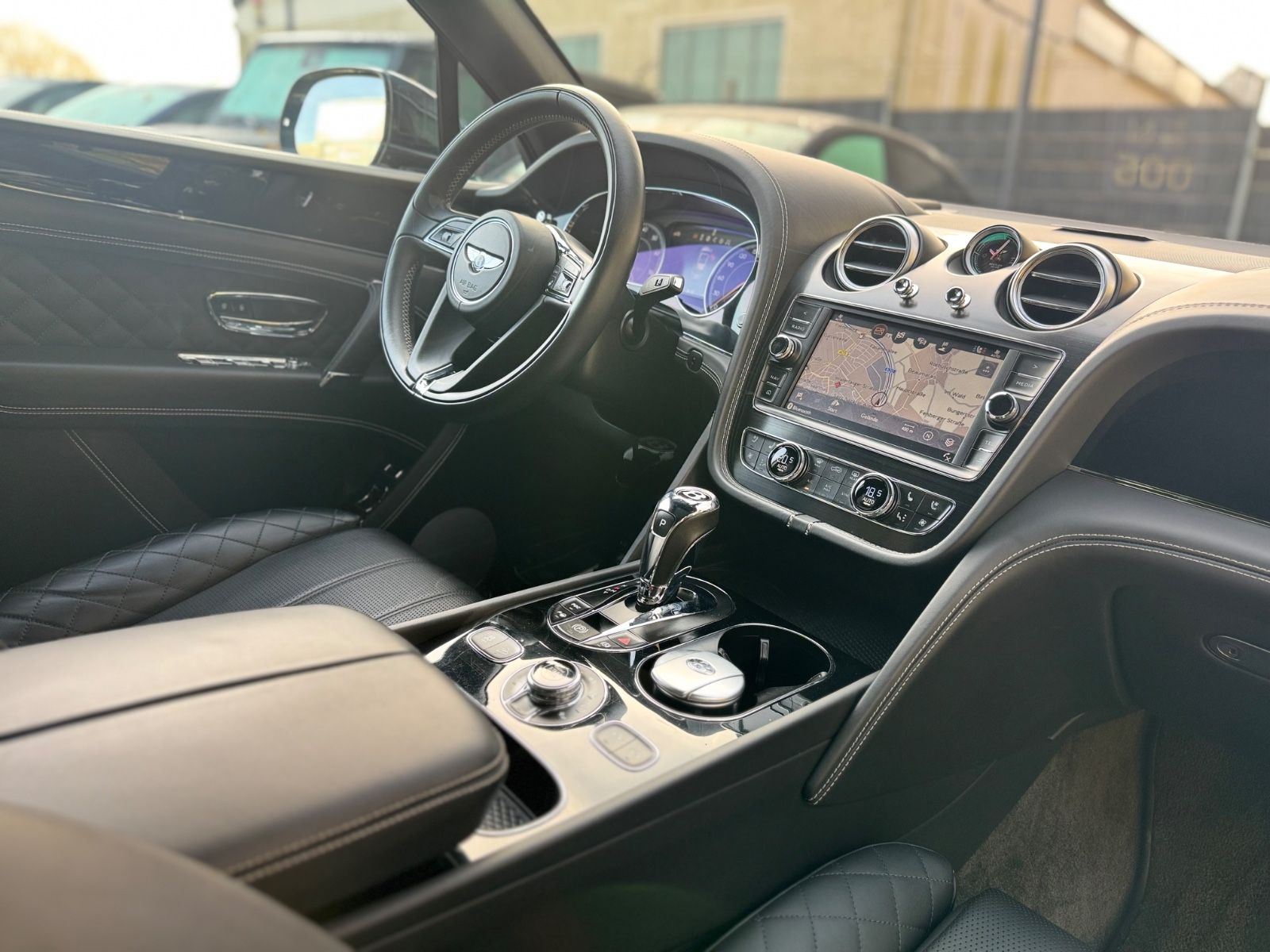 Fahrzeugabbildung Bentley BENTAYGA 6.0 W12 4WD MULLINER*PANORAMA*22.ZOLL*