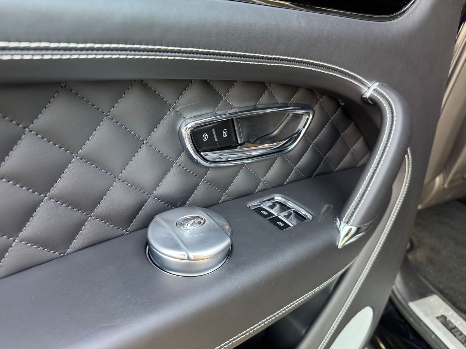 Fahrzeugabbildung Bentley BENTAYGA 6.0 W12 4WD MULLINER*PANORAMA*22.ZOLL*