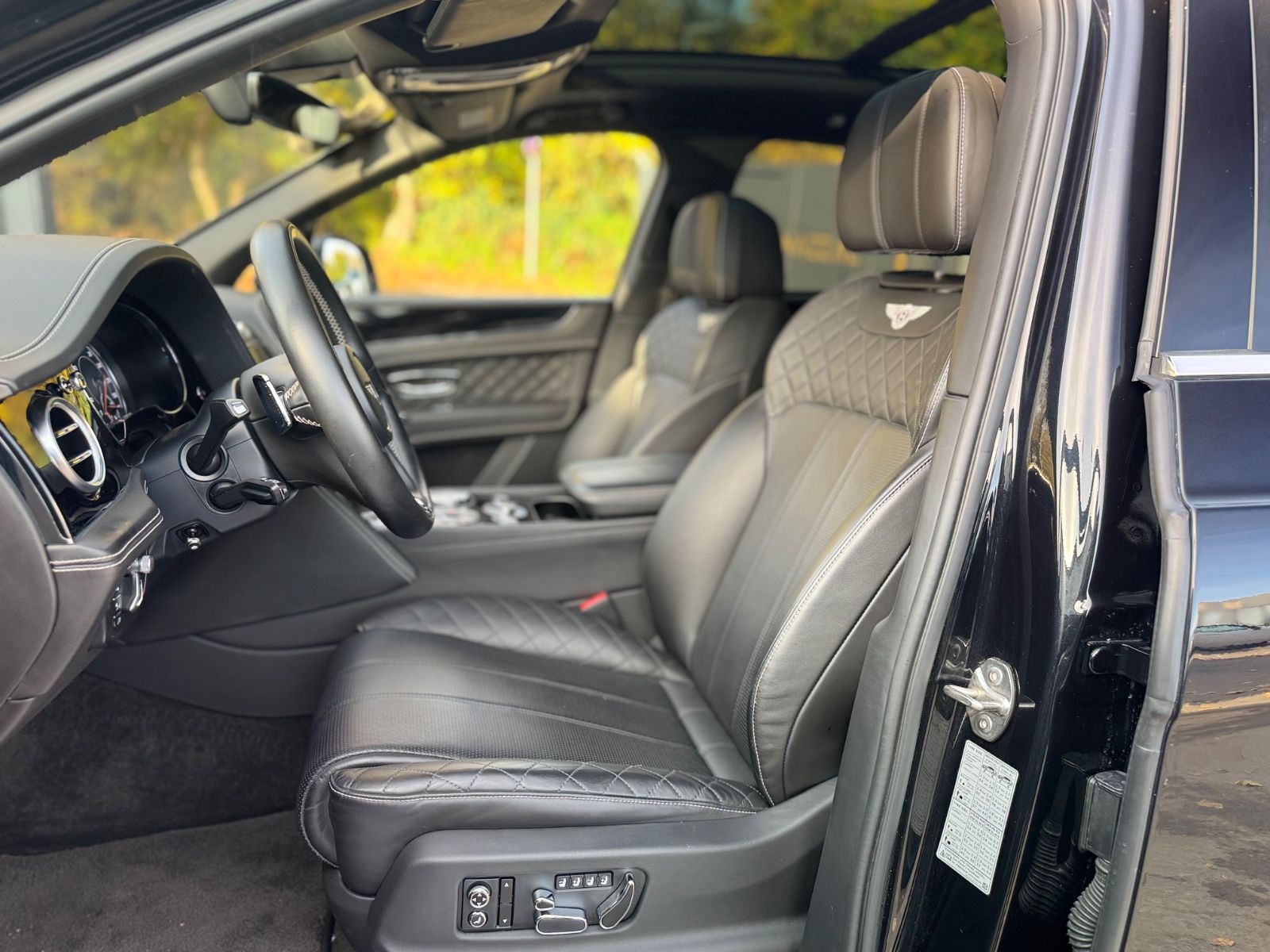 Fahrzeugabbildung Bentley BENTAYGA 6.0 W12 4WD MULLINER*PANORAMA*22.ZOLL*