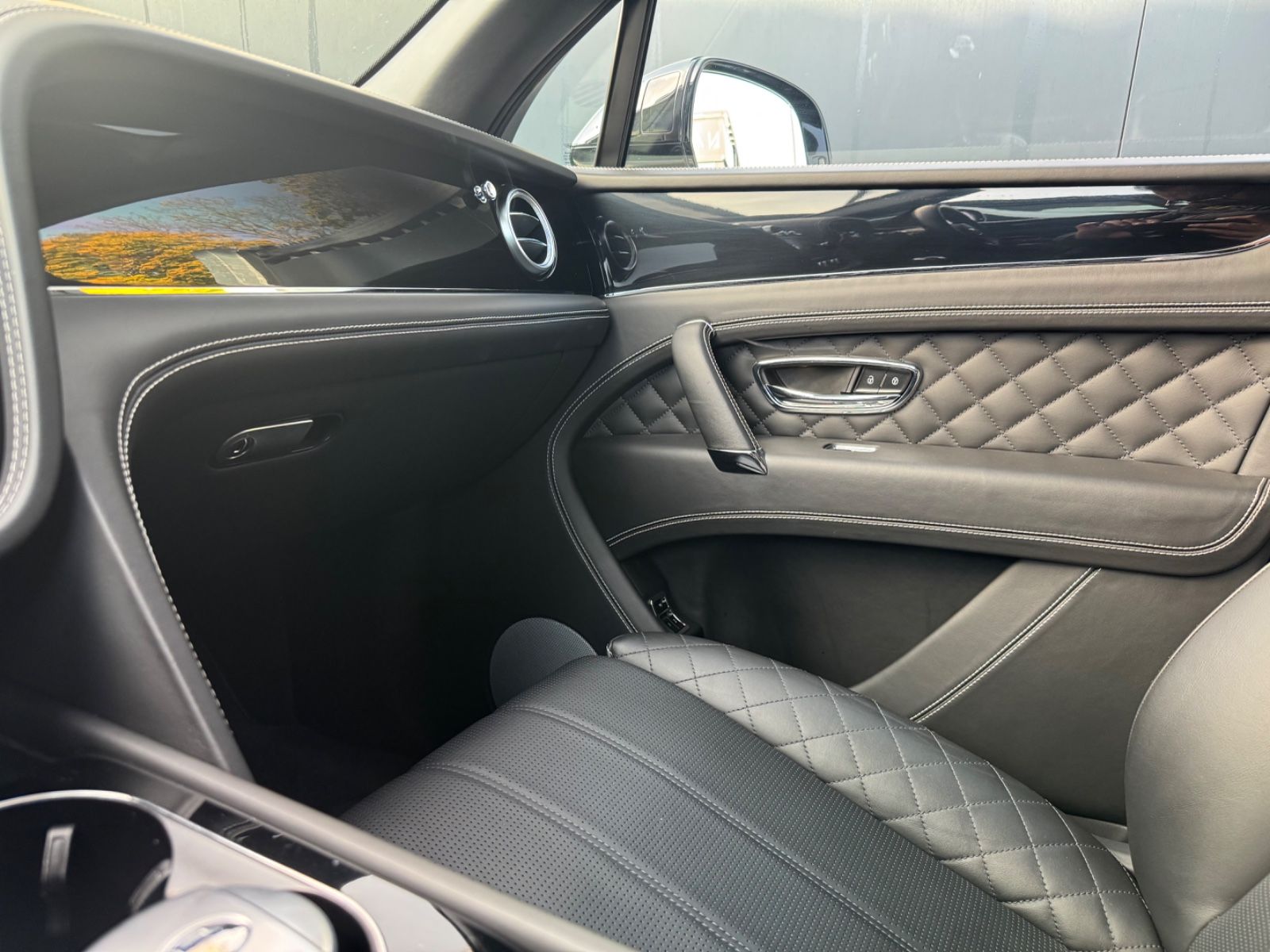 Fahrzeugabbildung Bentley BENTAYGA 6.0 W12 4WD MULLINER*PANORAMA*22.ZOLL*