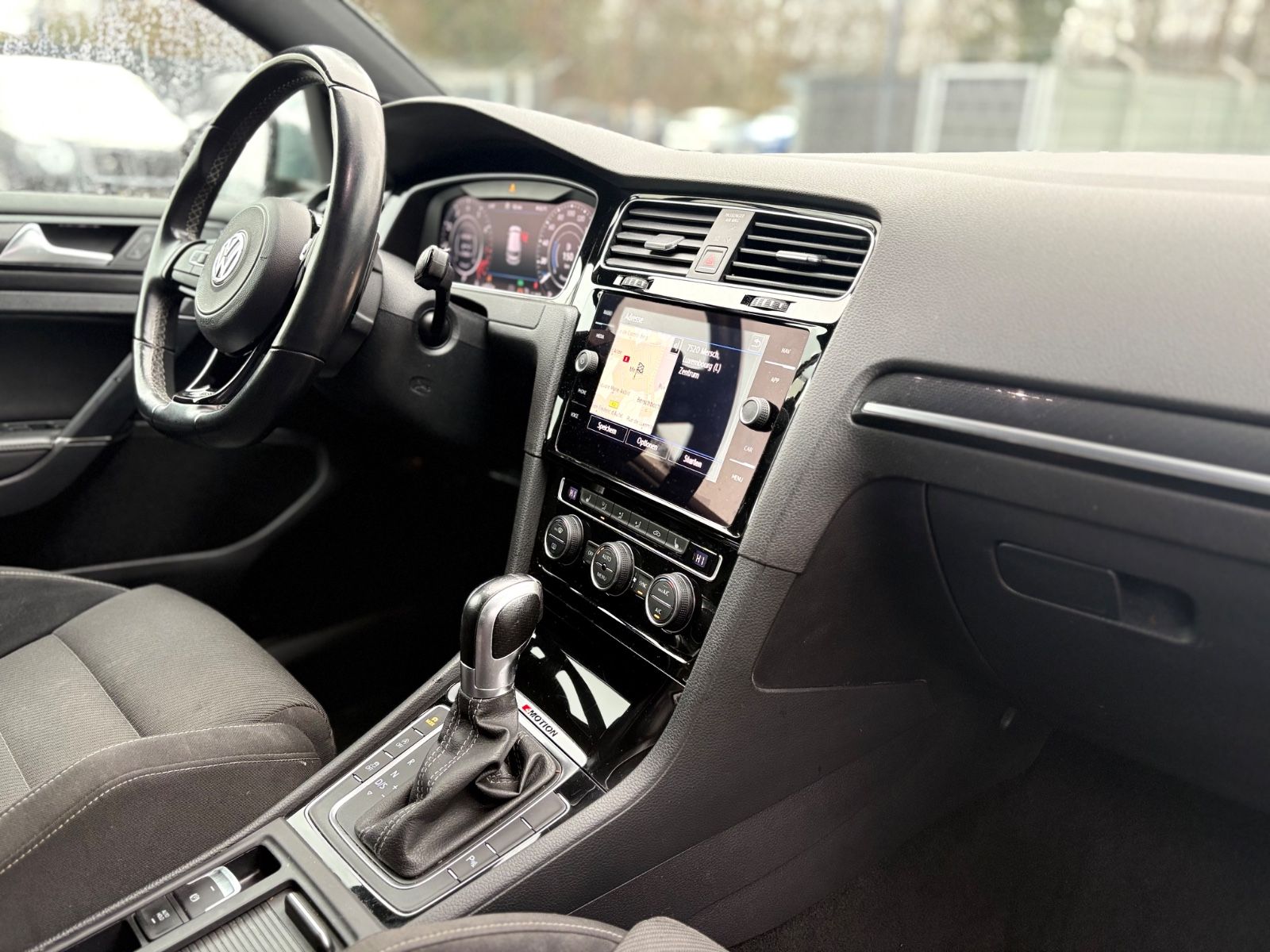 Fahrzeugabbildung Volkswagen Golf VII LIM R 4MOTION*SONDERLACK*VOLL-LED*AUT*