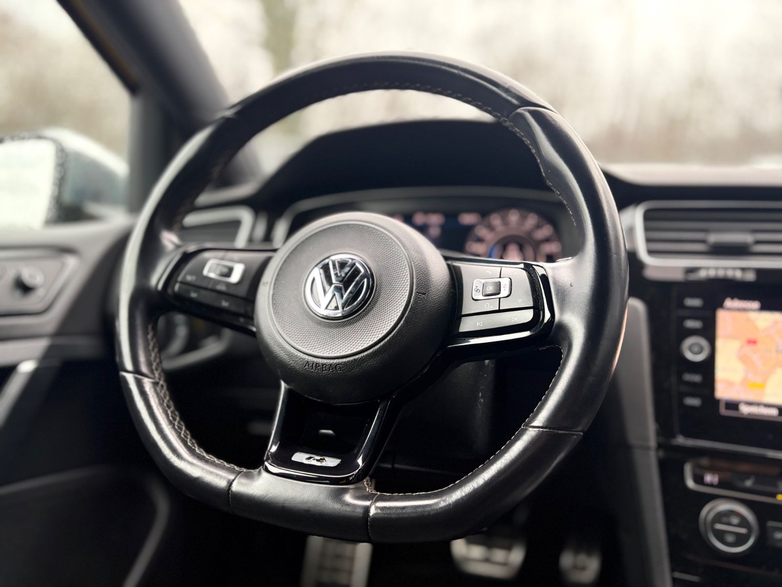 Fahrzeugabbildung Volkswagen Golf VII LIM R 4MOTION*SONDERLACK*VOLL-LED*AUT*