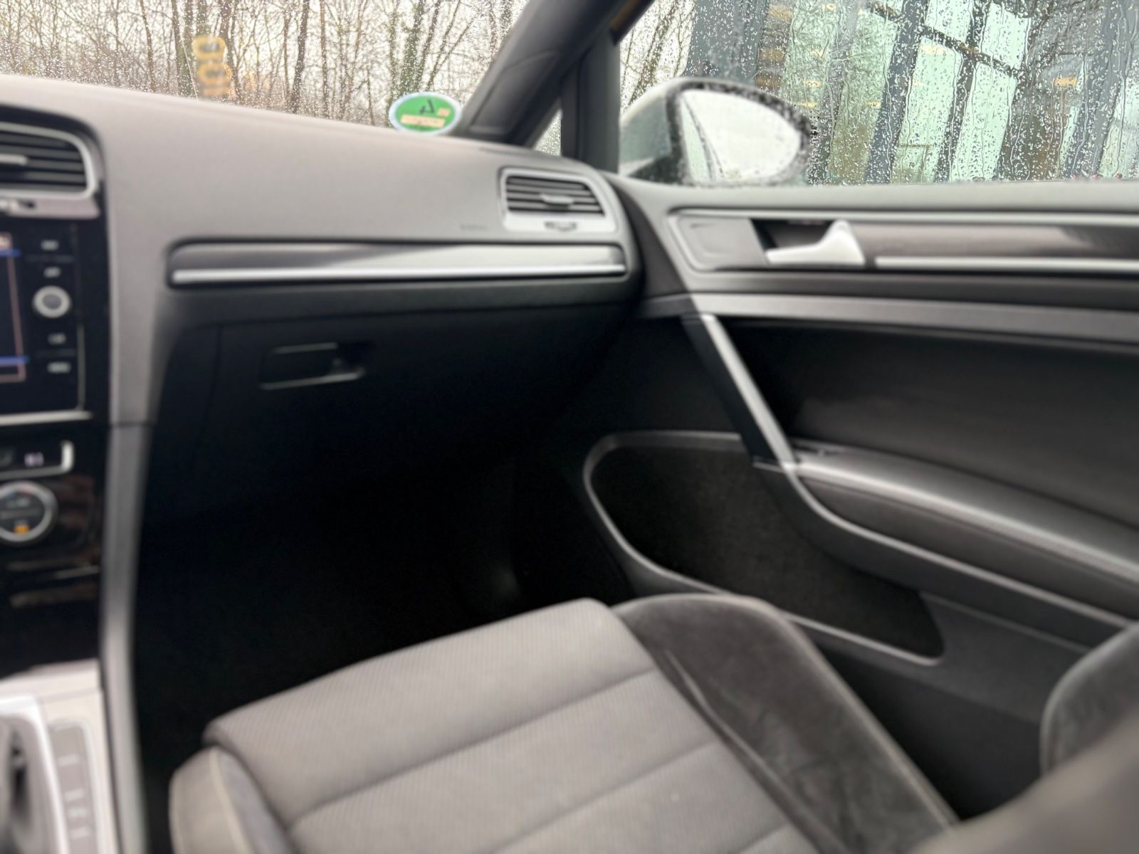 Fahrzeugabbildung Volkswagen Golf VII LIM R 4MOTION*SONDERLACK*VOLL-LED*AUT*