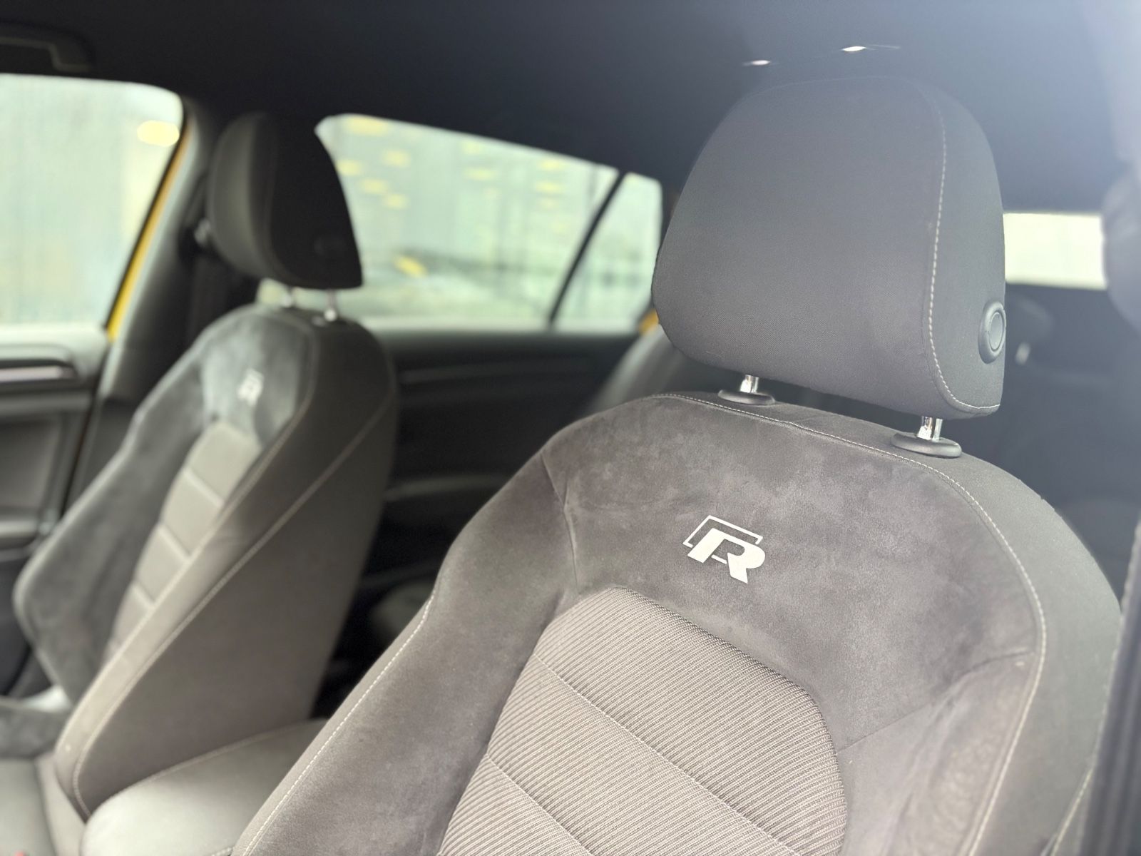 Fahrzeugabbildung Volkswagen Golf VII LIM R 4MOTION*SONDERLACK*VOLL-LED*AUT*