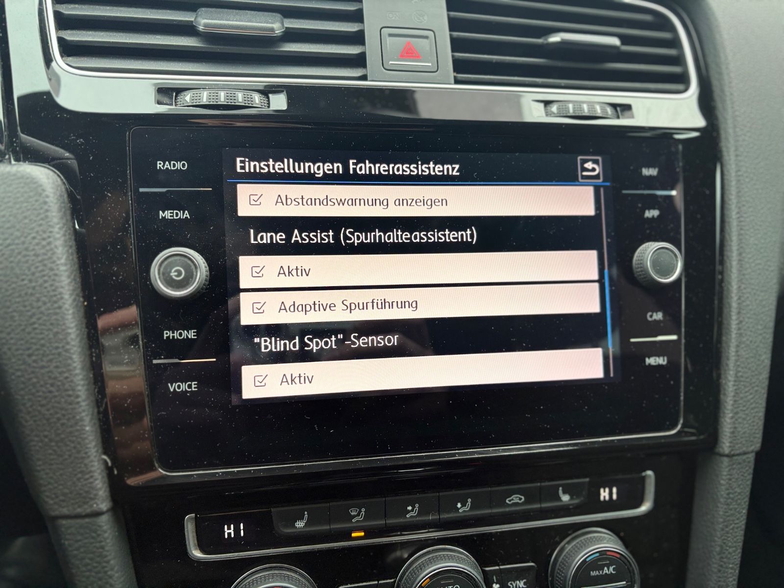 Fahrzeugabbildung Volkswagen Golf VII LIM R 4MOTION*SONDERLACK*VOLL-LED*AUT*