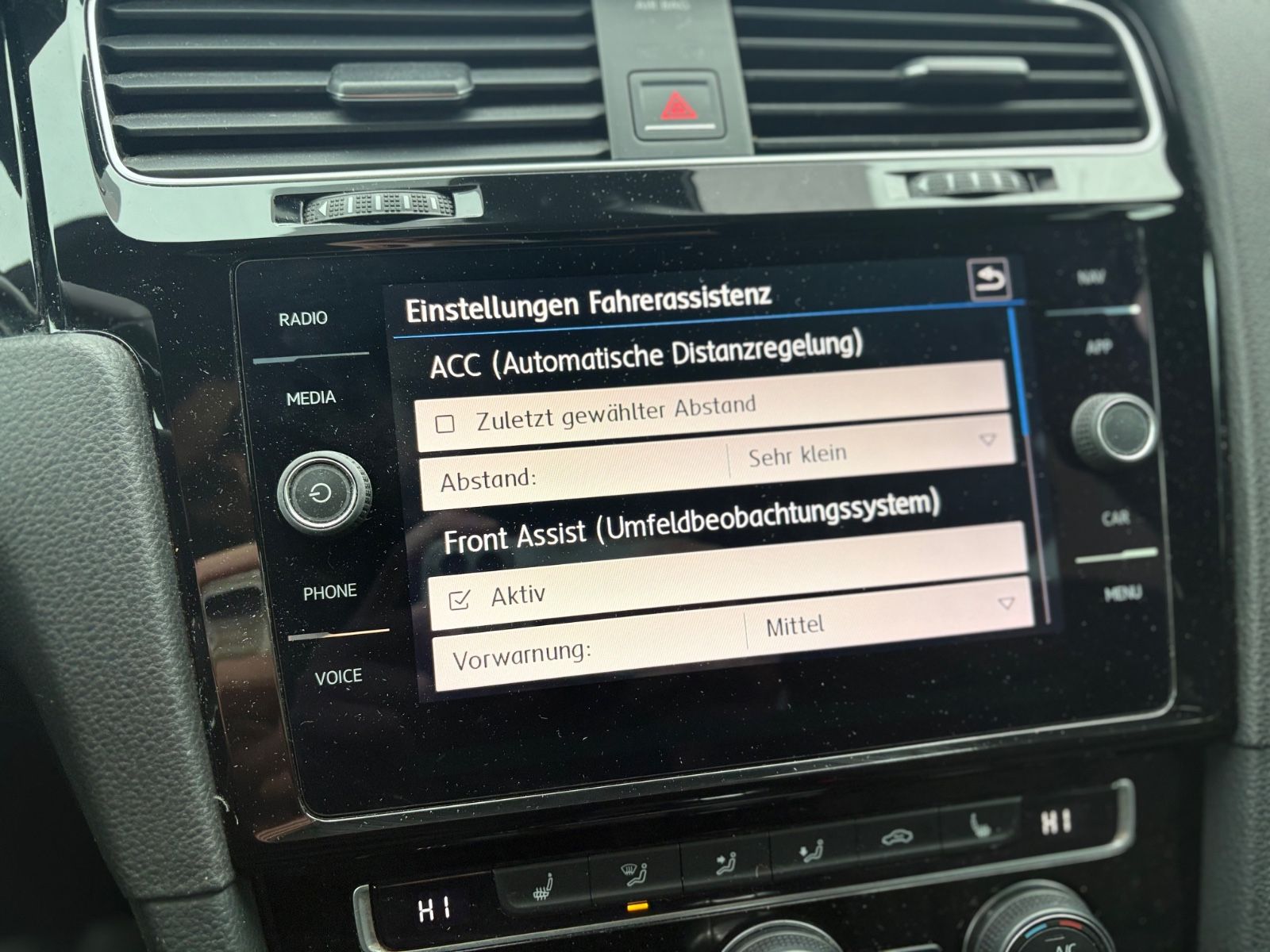 Fahrzeugabbildung Volkswagen Golf VII LIM R 4MOTION*SONDERLACK*VOLL-LED*AUT*