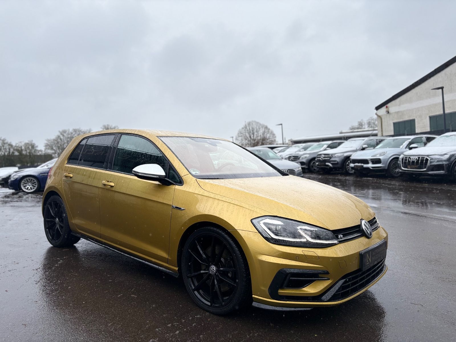 Fahrzeugabbildung Volkswagen Golf VII LIM R 4MOTION*SONDERLACK*VOLL-LED*AUT*