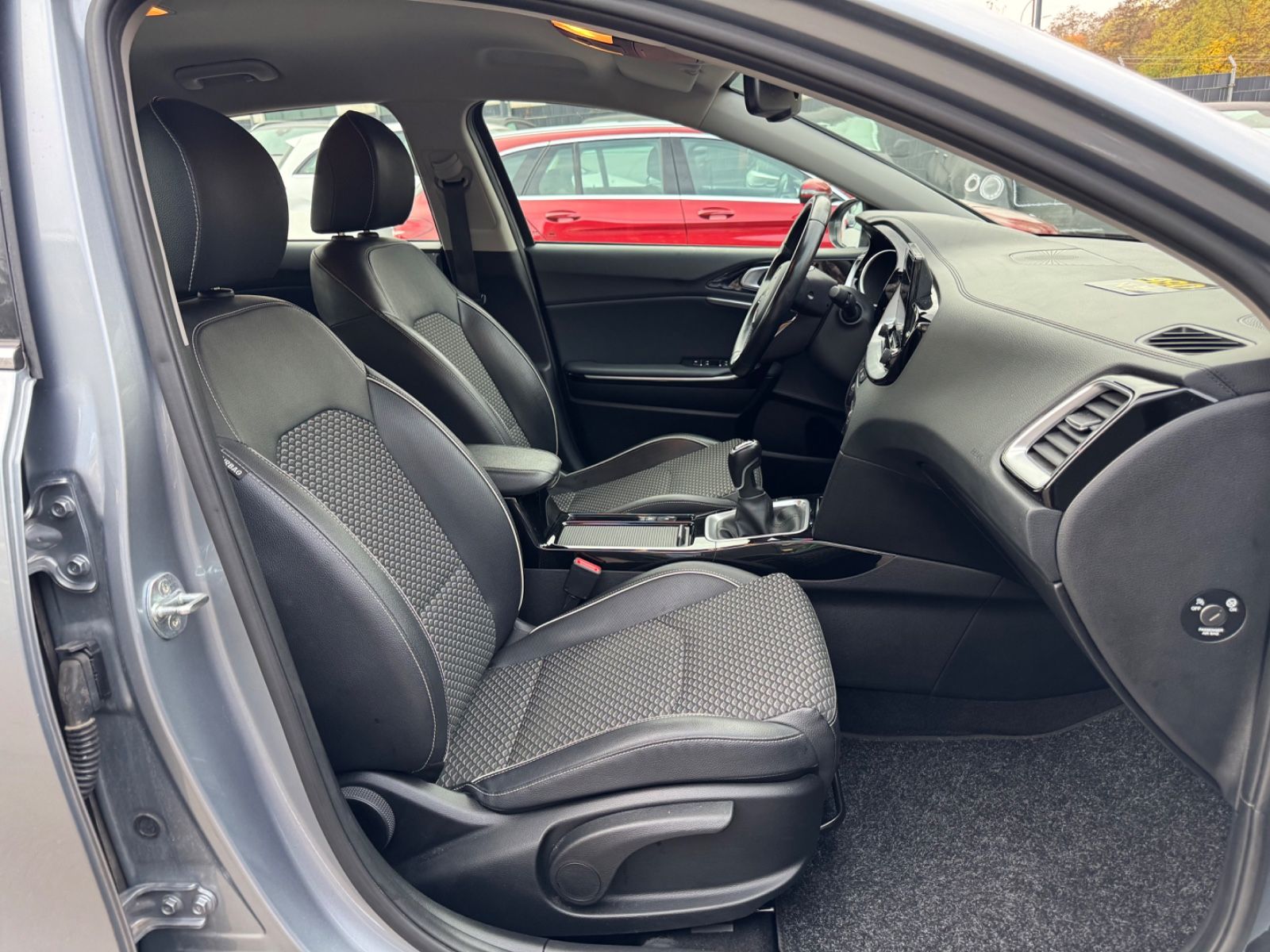 Fahrzeugabbildung Kia CEED LIM*ASSIST PACK*KAMERA*SPORTSITZE*1HD