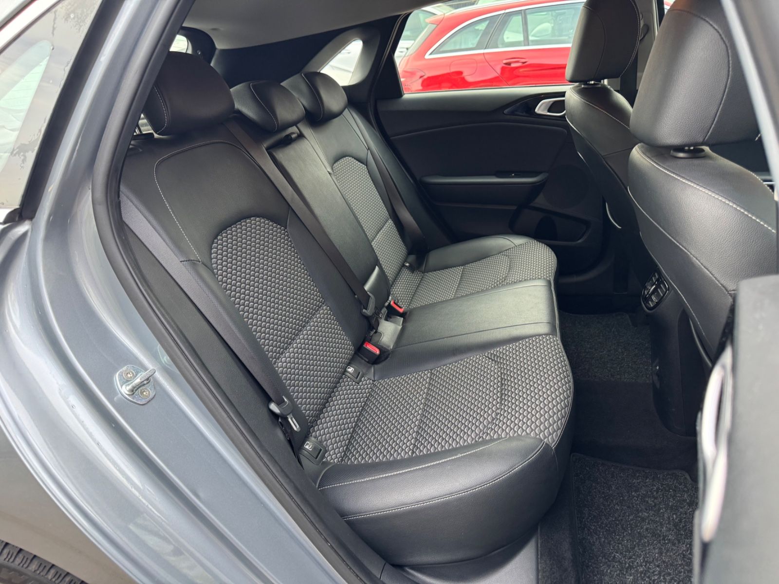 Fahrzeugabbildung Kia CEED LIM*ASSIST PACK*KAMERA*SPORTSITZE*1HD