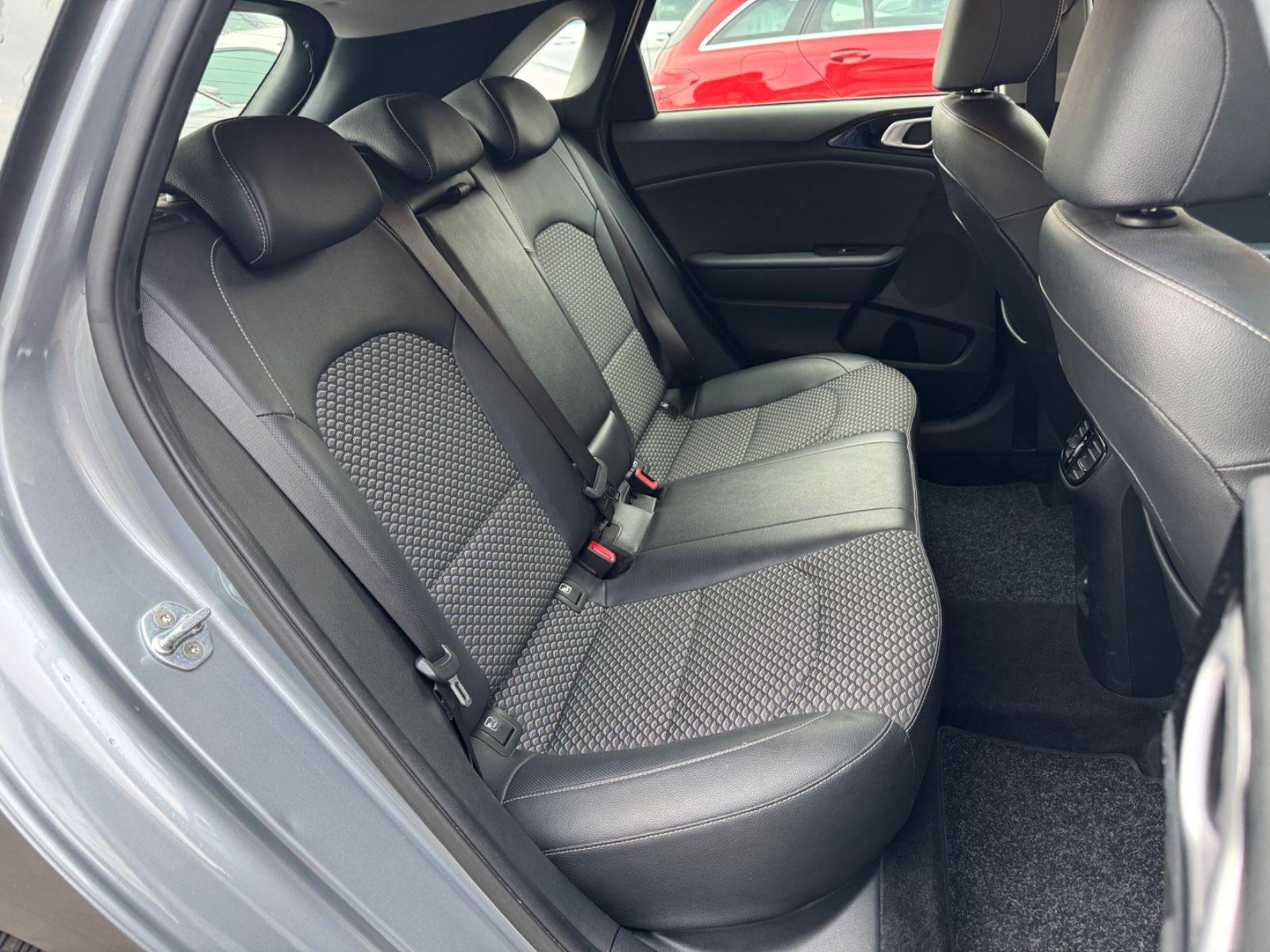 Fahrzeugabbildung Kia CEED LIM*ASSIST PACK*KAMERA*SPORTSITZE*1HD