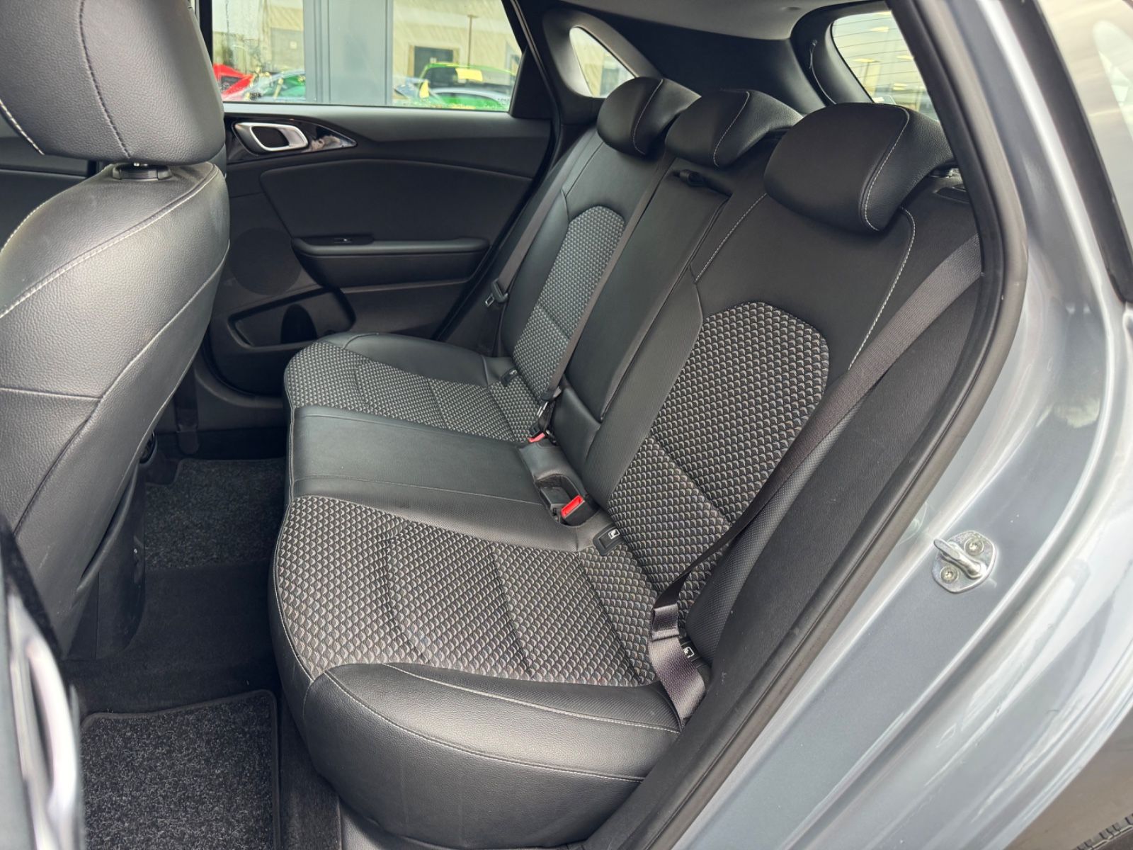 Fahrzeugabbildung Kia CEED LIM*ASSIST PACK*KAMERA*SPORTSITZE*1HD