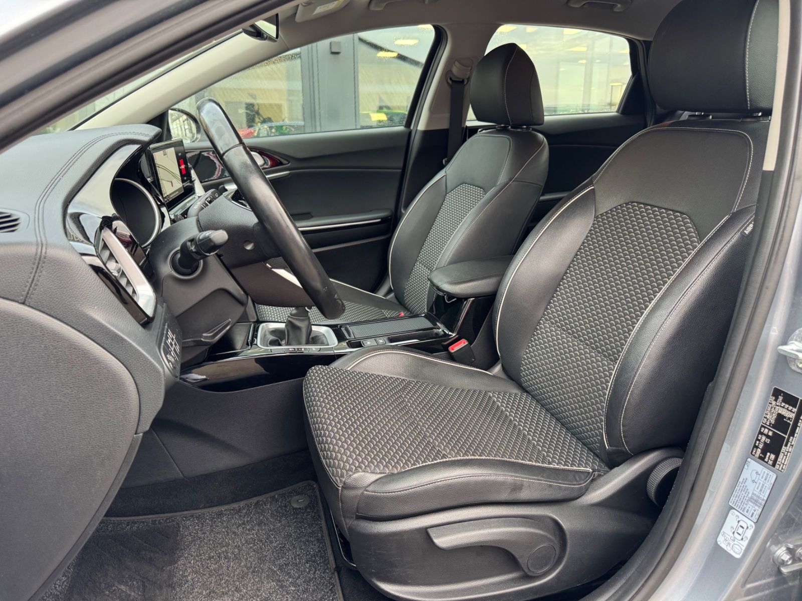 Fahrzeugabbildung Kia CEED LIM*ASSIST PACK*KAMERA*SPORTSITZE*1HD