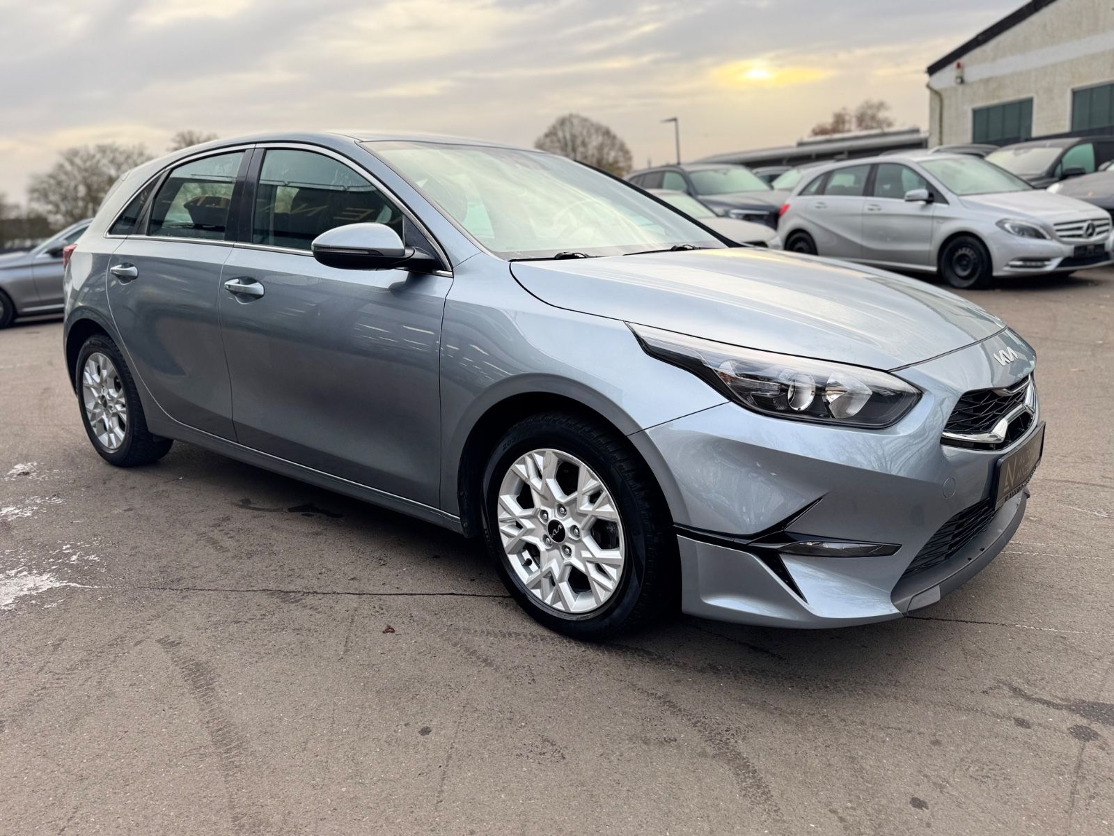 Fahrzeugabbildung Kia CEED LIM*ASSIST PACK*KAMERA*SPORTSITZE*1HD