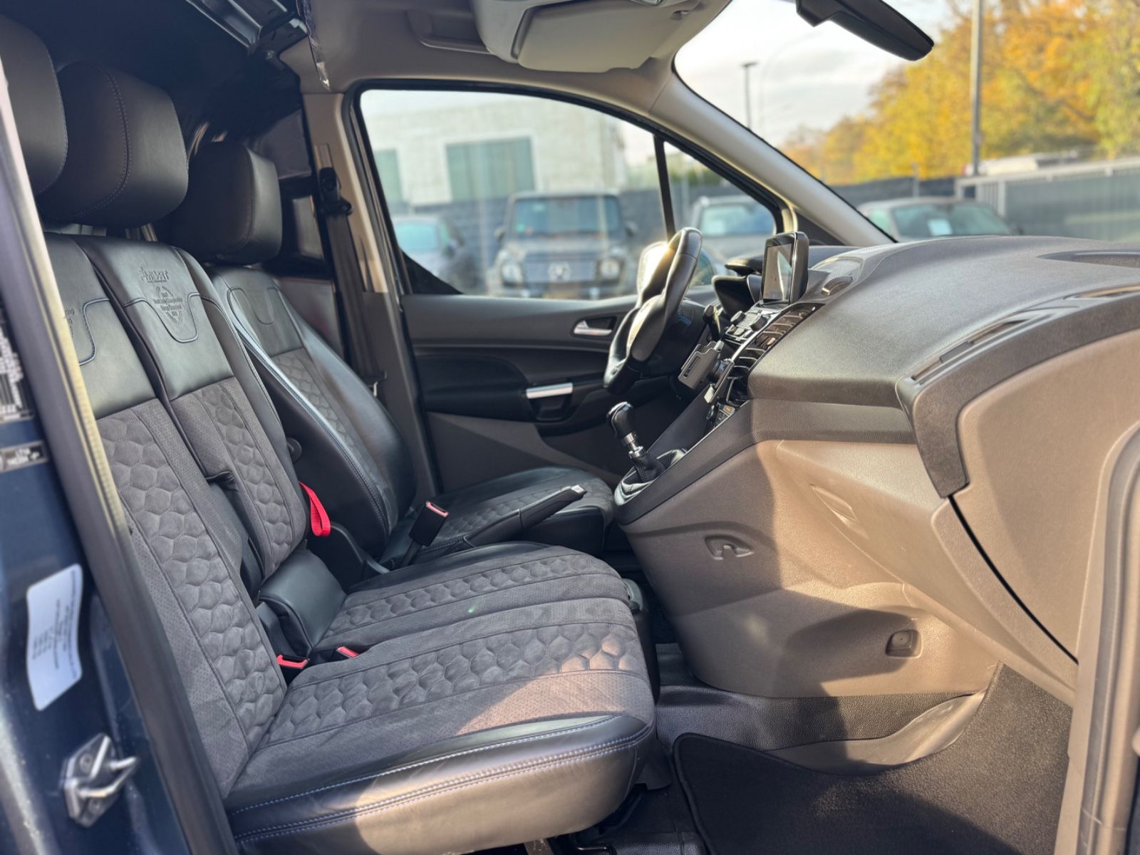 Fahrzeugabbildung Ford TRANSIT CONNECT LIMITED MS RT-SPORT*R-KAMERA*