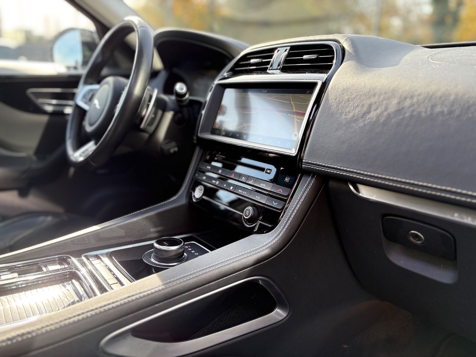 Fahrzeugabbildung Jaguar F-PACE R-DYNAMIC AWD *1.HAND*